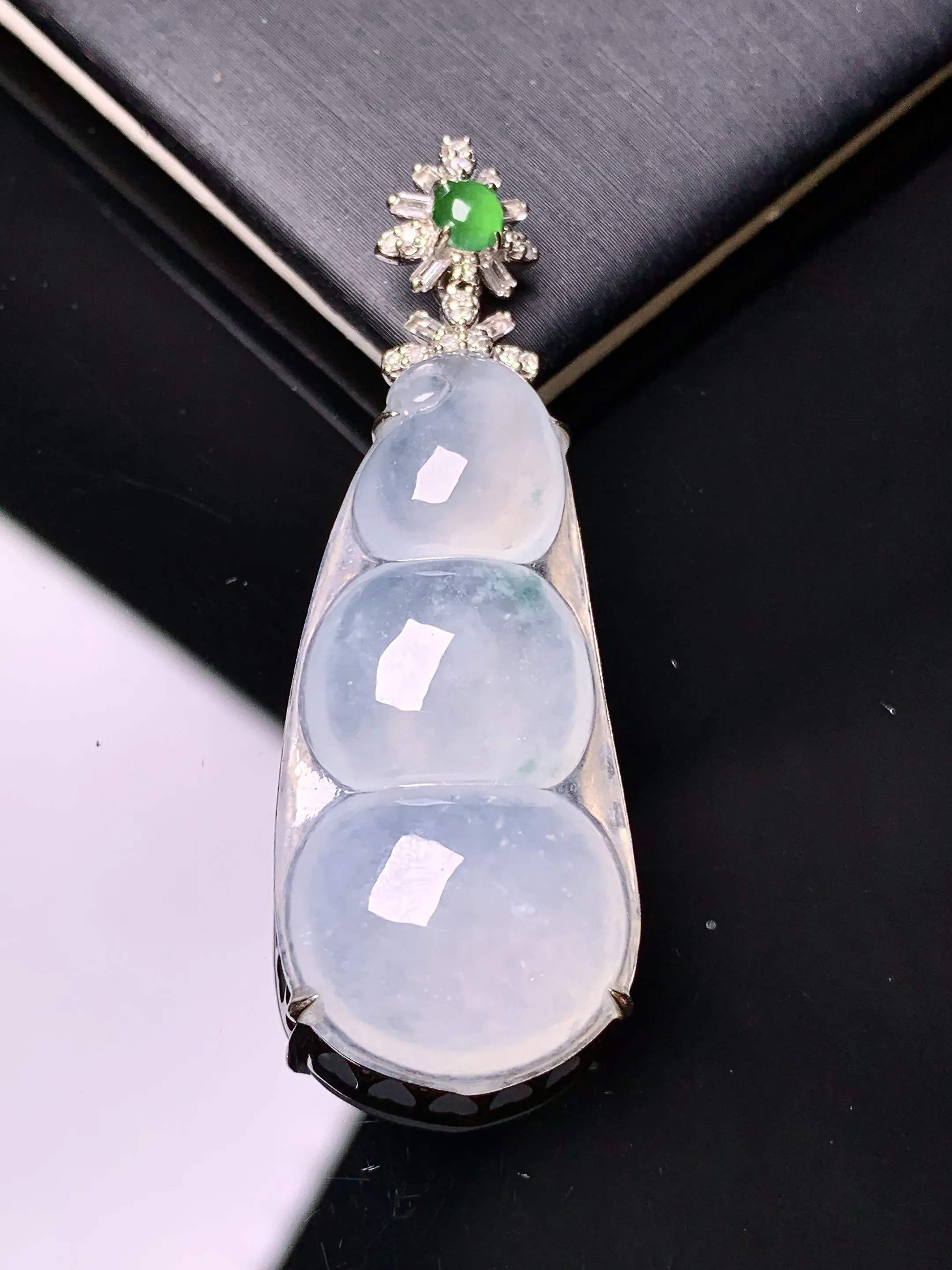 18k金钻镶嵌冰种四季豆吊坠 玉质细腻 色泽艳丽清新 整体尺寸46*16.3*8.2