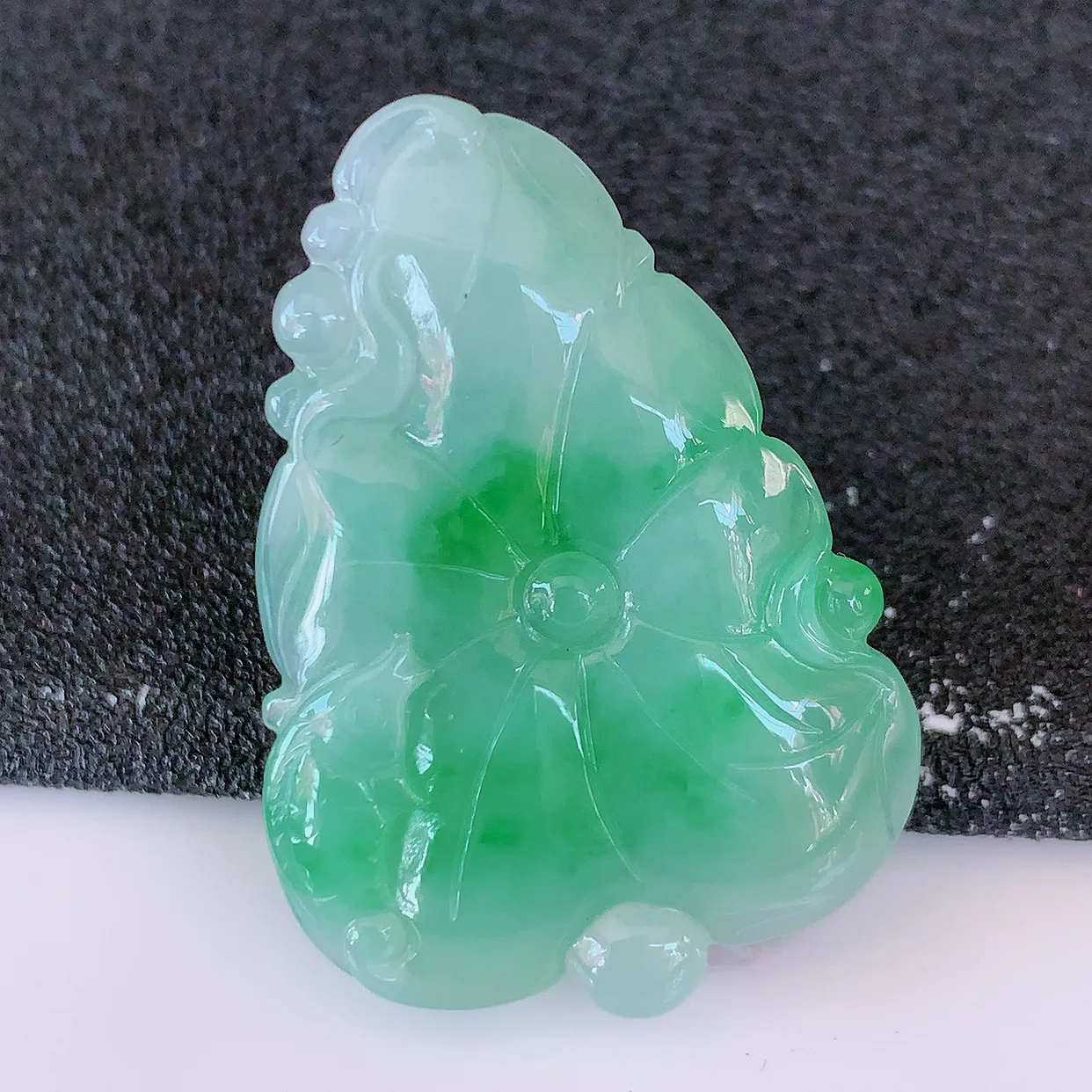 自然光实拍，冰飘绿翡翠荷叶鱼、和和美美 玉坠，财源广进，自然隐逸、荷本是素不着尘之物，有和美之寓意。#05.7