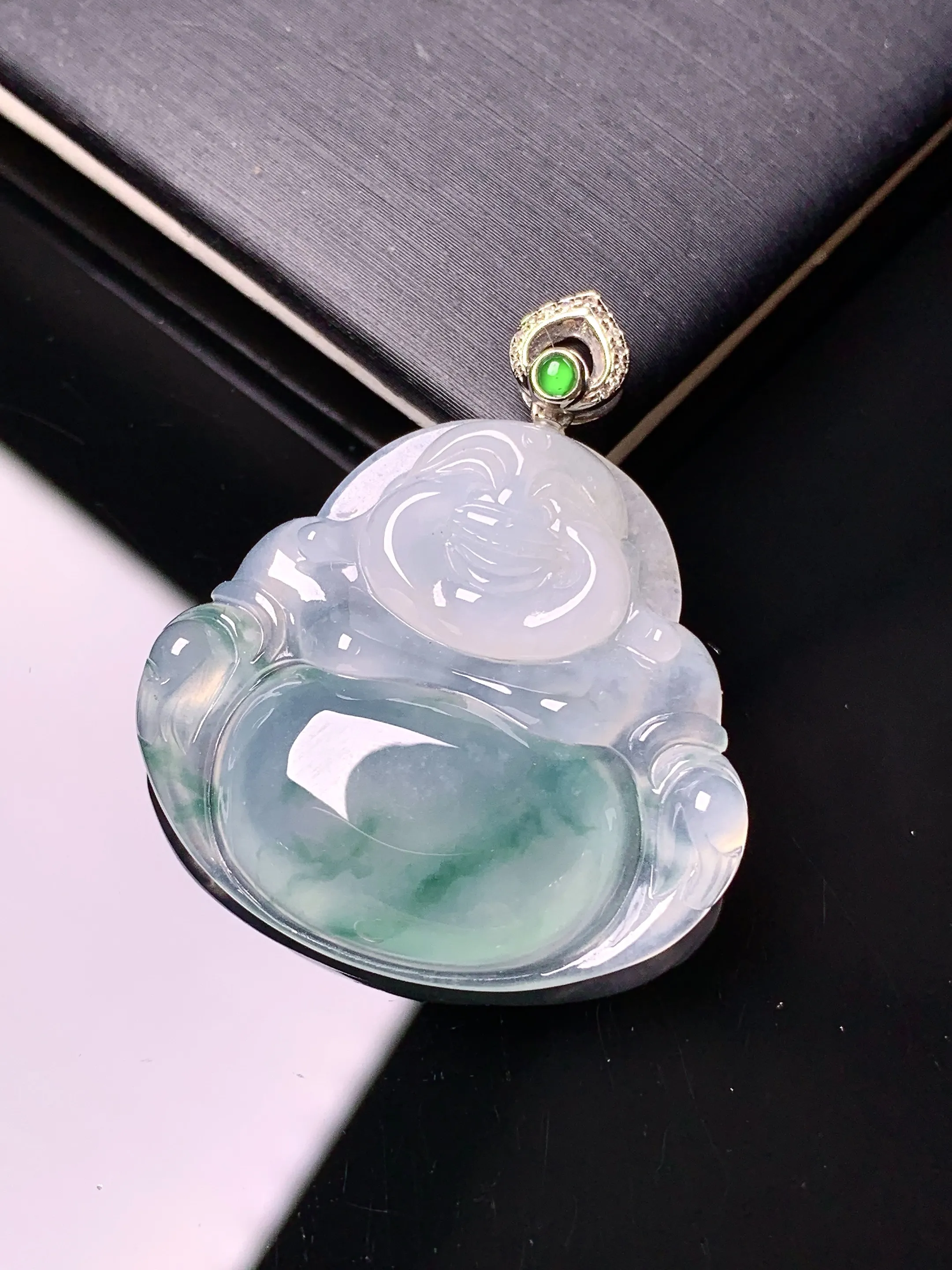 18k金镶嵌飘花佛公吊坠 玉质细腻 色泽艳丽清新 整体尺寸34.2*29.2*5.7