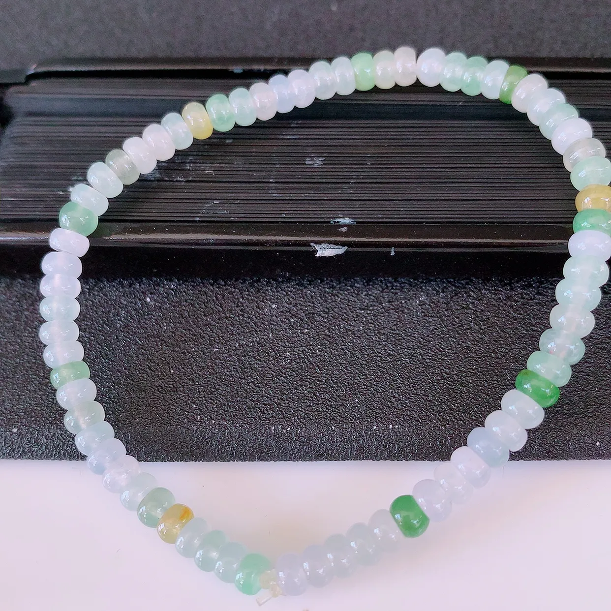 自然光实拍，冰种多宝翡翠手链，多彩翡翠手串，颜色丰富，料子细腻，高档大气，自戴送礼佳品！#46.7取