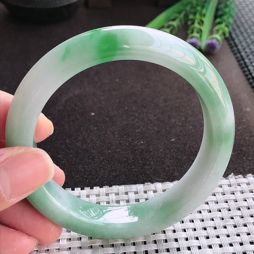 实拍翡翠A货61.5/13.2/9.8老坑精美温润飘阳绿大圈口手镯翡翠玉镯女款