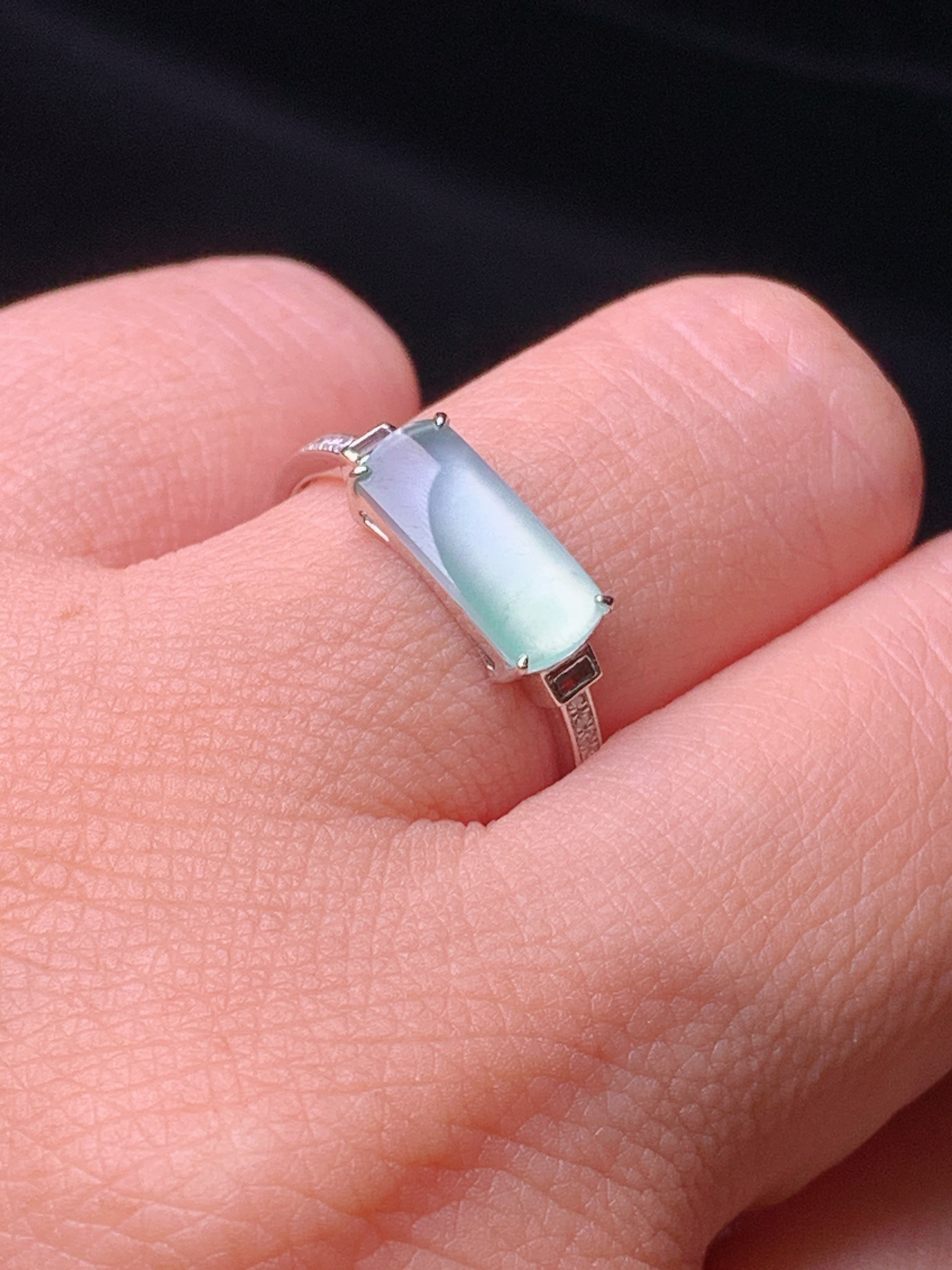 18k金钻镶嵌冰种马鞍戒指 玉质细腻 色泽艳丽清新 圈口14.5 裸石尺寸4.6*11*2