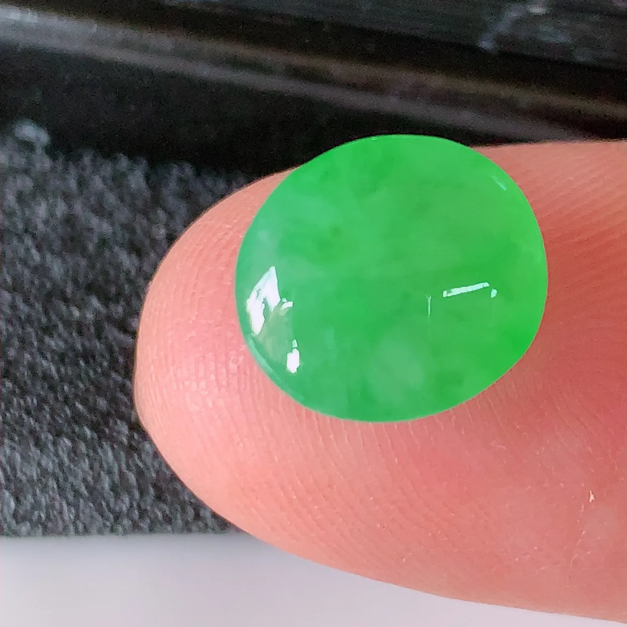 自然光实拍，冰满绿翡翠戒面，蛋面，翠色灵动，玉质细腻，颜色漂亮，品相佳，镶嵌更靓，佩戴佳品！#97.4尺寸10.5*9.5*5.5