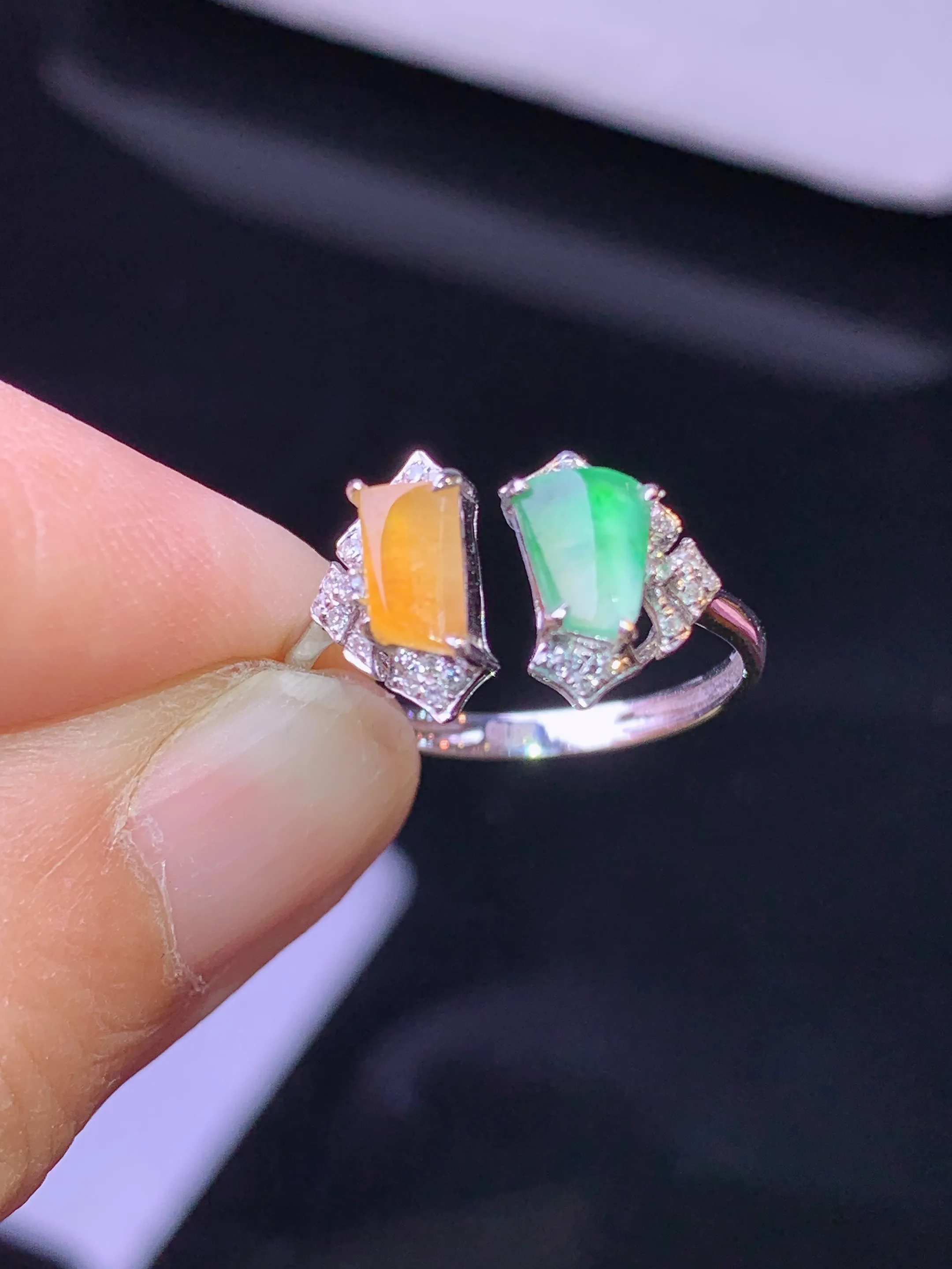 18k金钻镶嵌黄绿随形戒指 玉质细腻 色泽艳丽清新 圈口13.5 裸石尺寸5.7*3.8*2.5