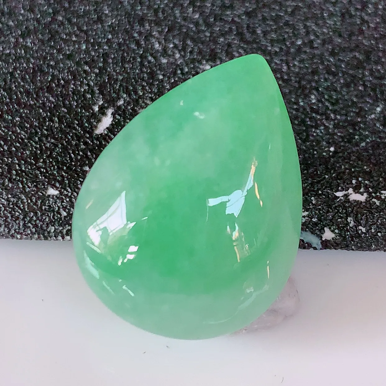 自然光实拍，冰满绿翡翠水滴戒面，蛋面，翠色灵动，玉质细腻，颜色漂亮，品相佳，镶嵌更靓，佩戴佳品！#94.7