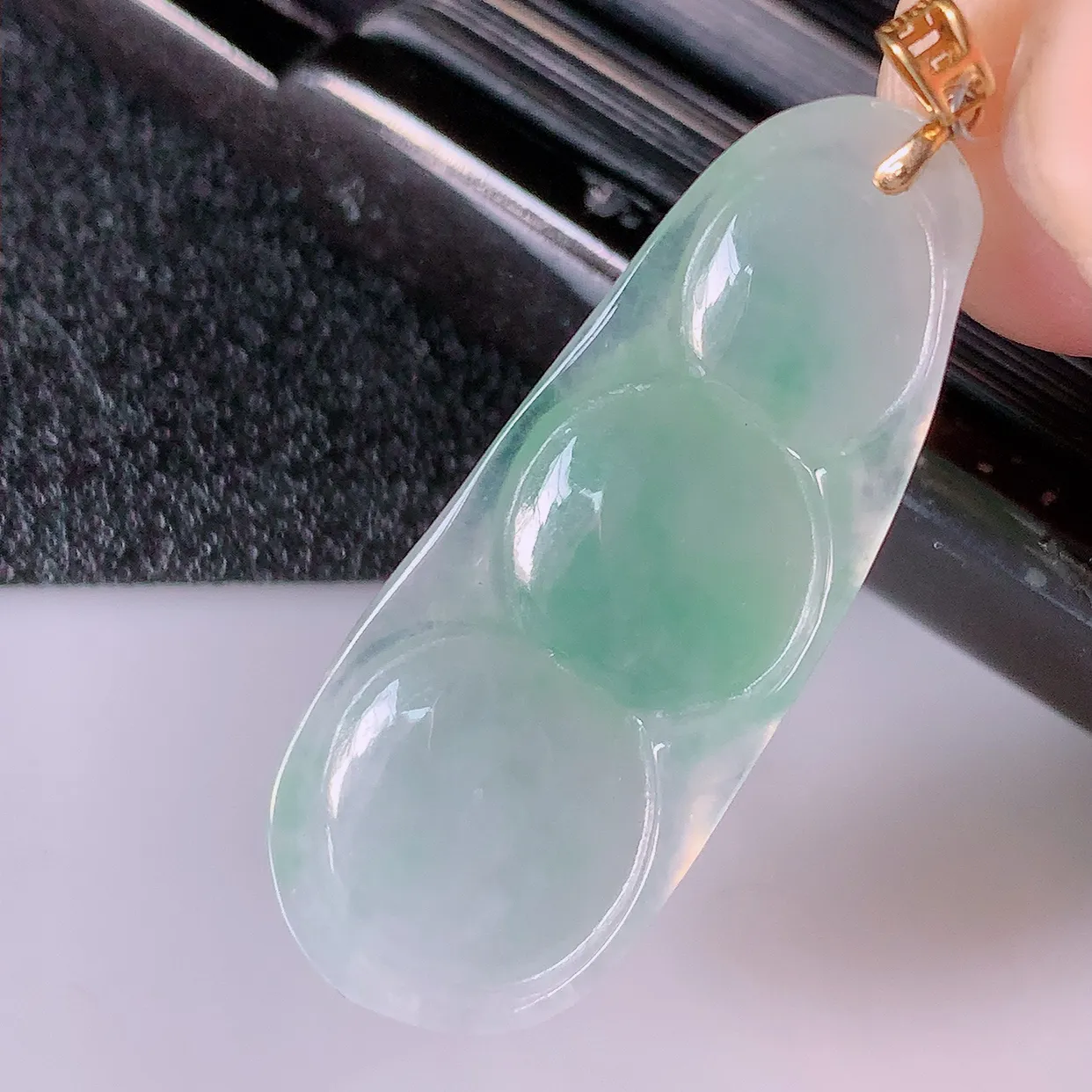 18K金镶嵌冰种飘绿翡翠四季豆吊坠，寓意“四季平安，福气满满”胶感十足，饱满，佩戴效果优雅迷人！#49.10