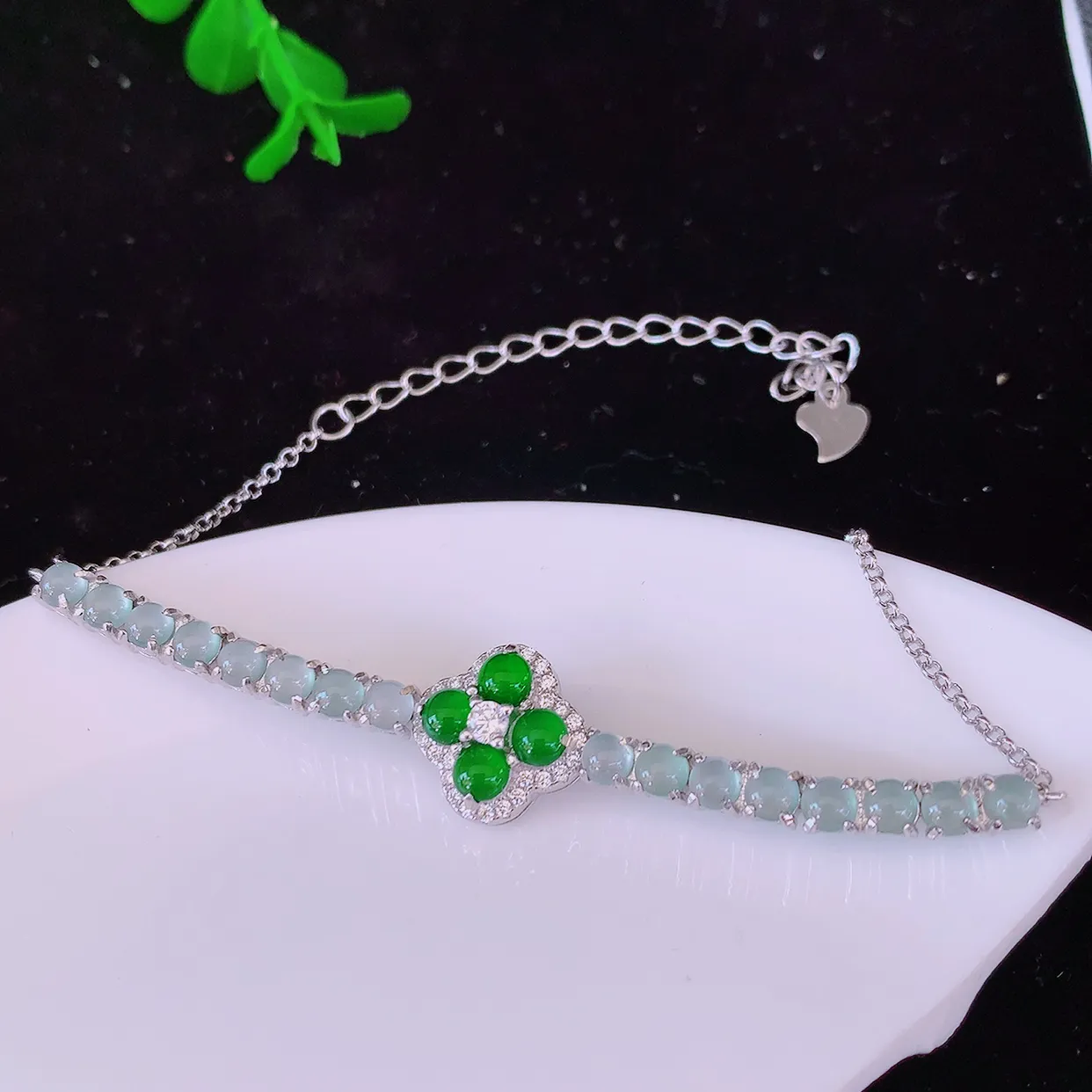 冰透满绿翡翠925银镶嵌手链，自然光实拍，翠色灵动，颜色漂亮，种老水足，品相佳，佩戴佳品！#97.7取一整体12.5*12.5*5.8裸石3.6*3.6