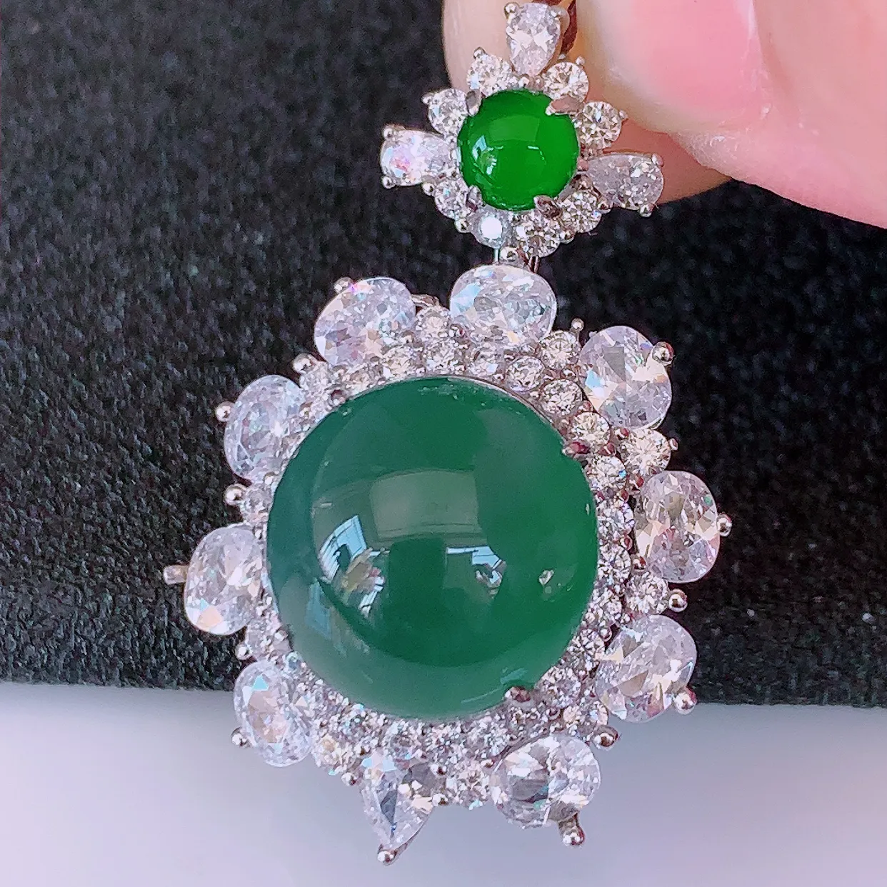 冰透满绿翡翠925银镶嵌吊坠，自然光实拍，翠色灵动，颜色漂亮，种老水足，品相佳，佩戴佳品！#97.7整体32.5*20*9.8裸石12.2-12.2