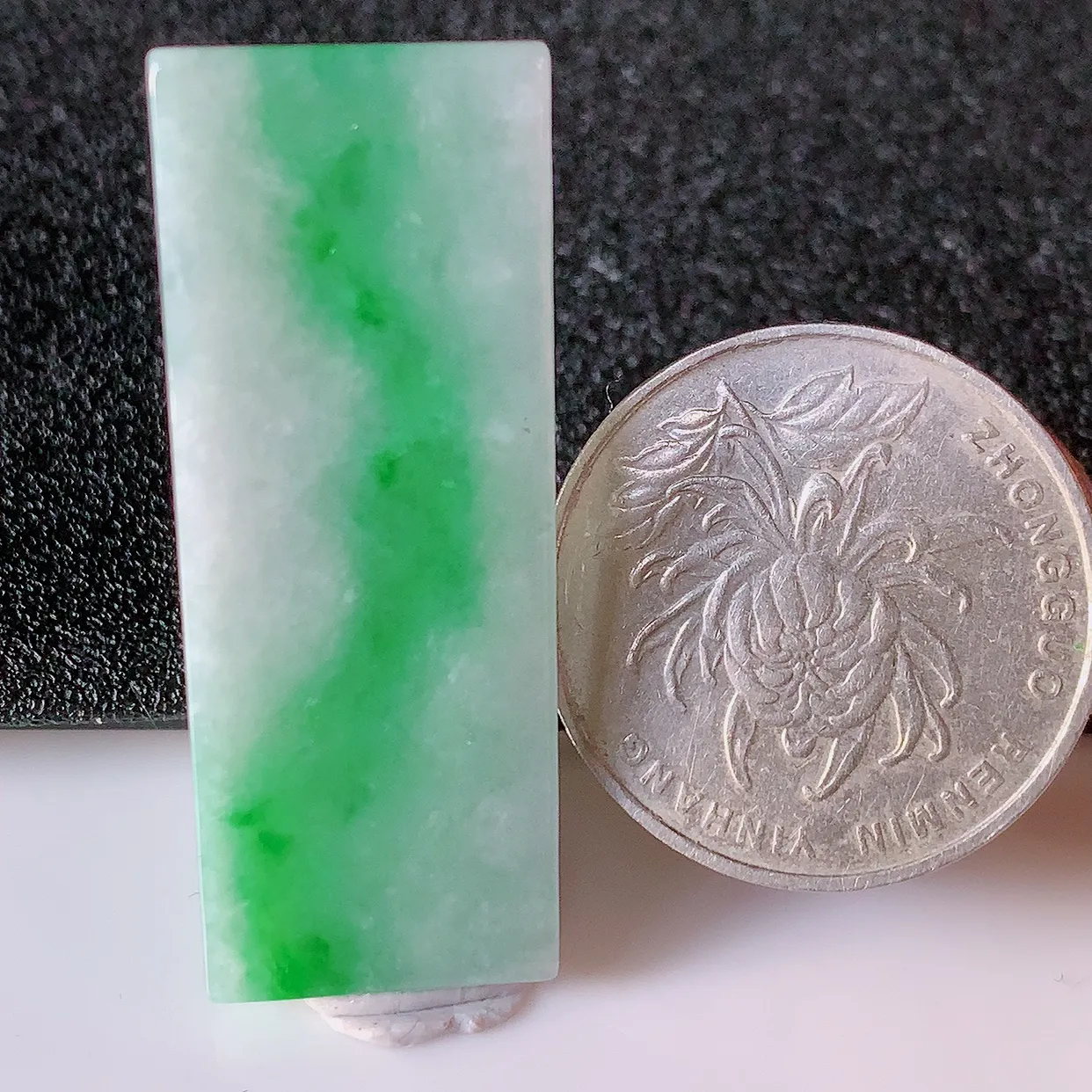 自然光实拍，冰润飘绿翡翠平安无事牌吊坠，平平安安，无事牌翠色灵动，佩戴平安时尚！#05.10