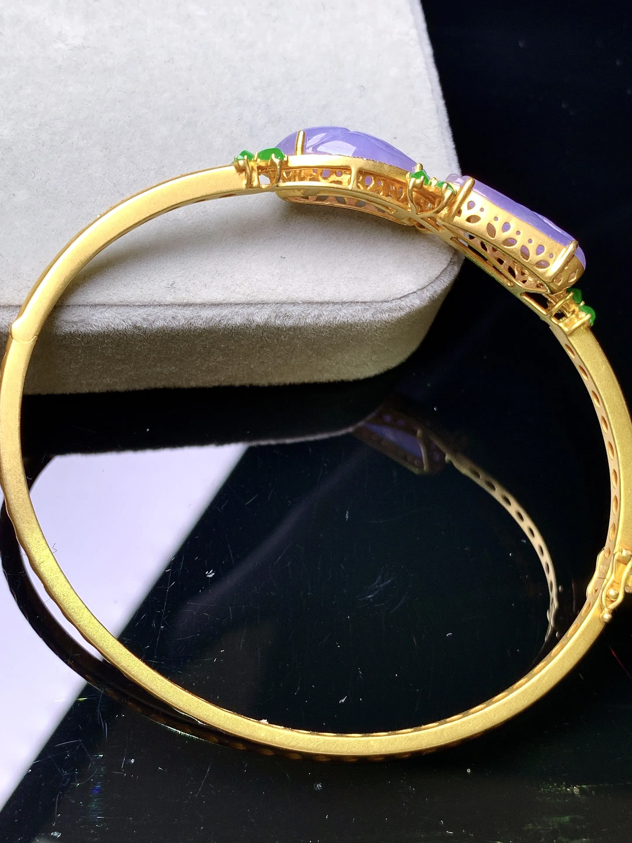 18k金钻镶嵌紫罗兰花蕾手镯 玉质细腻 色泽艳丽清新 圈口59 取一裸石尺寸16.3*6.3*3.5