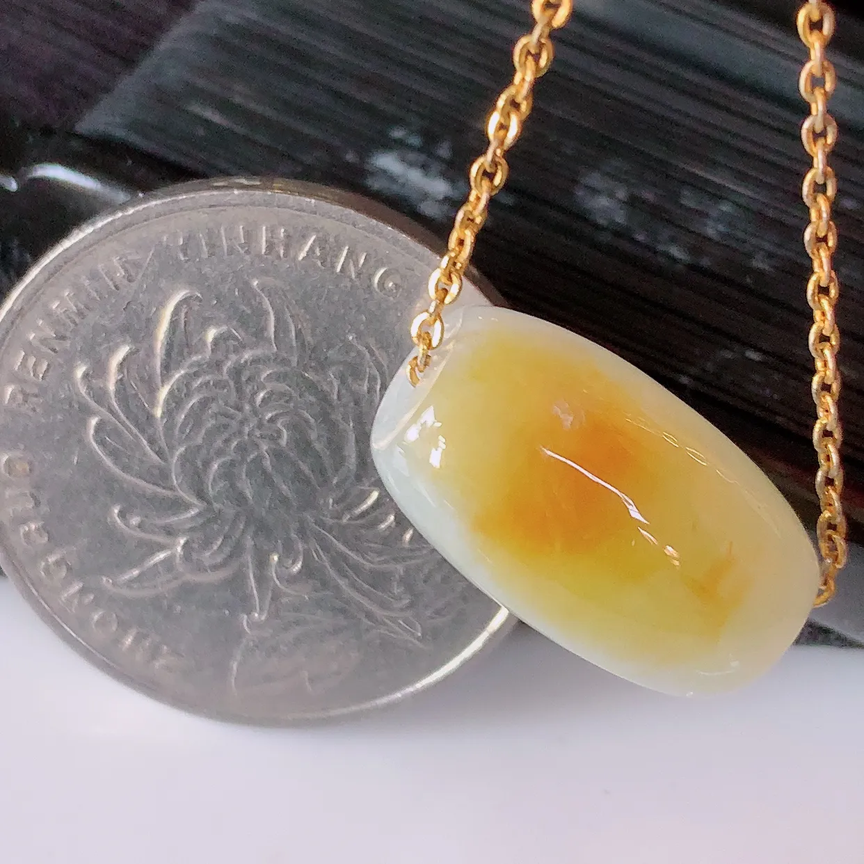 自然光实拍，冰润黄翡双彩翡翠路路通吊坠，寓意时来运转、财源滚滚，款式新颖时尚，日常百搭的款！配图银链#94.7