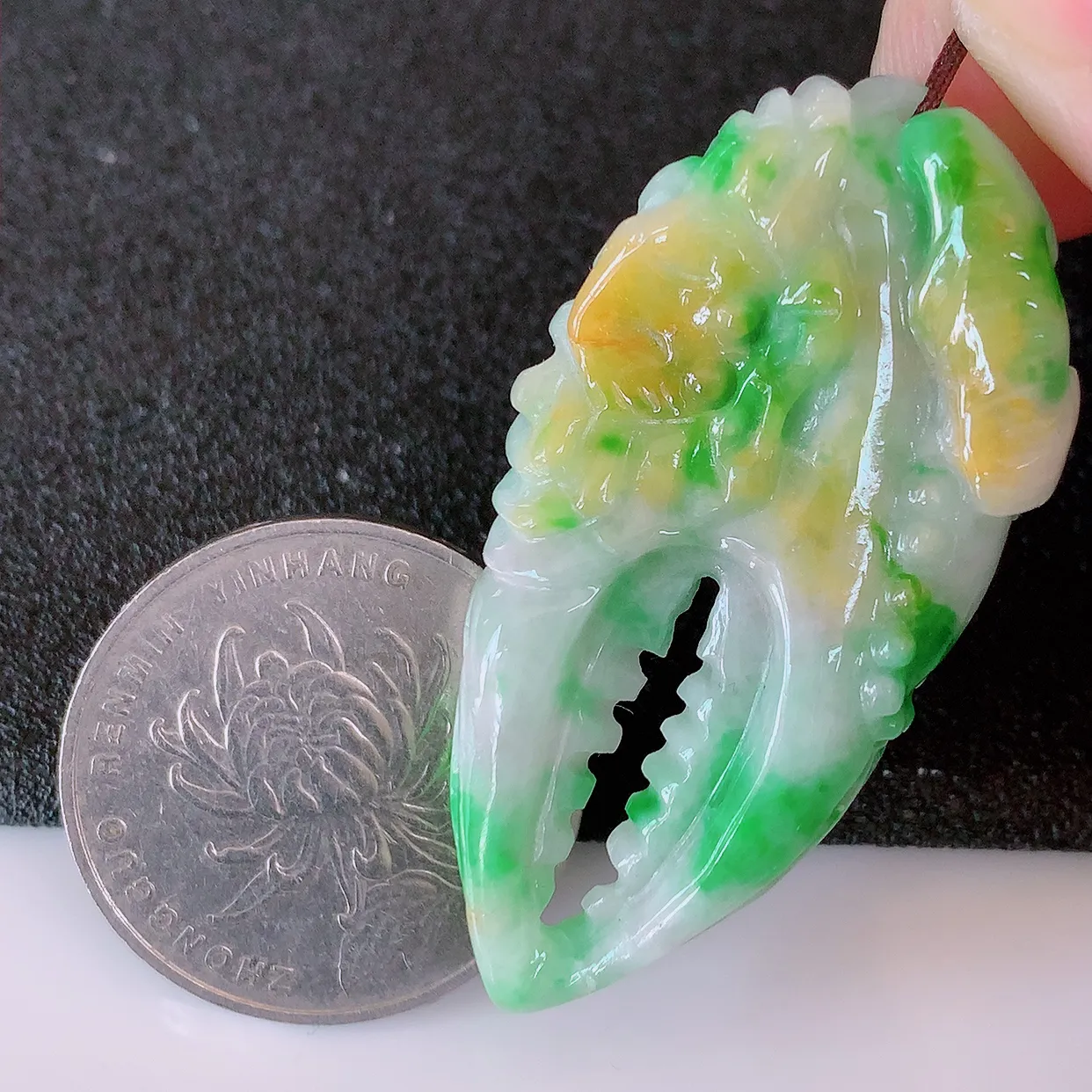 自然光实拍，特色冰润黄加绿翡翠八方来财吊坠，种老水足，雕工精湛 ，寓意美好，佩戴时尚出众！#60.7