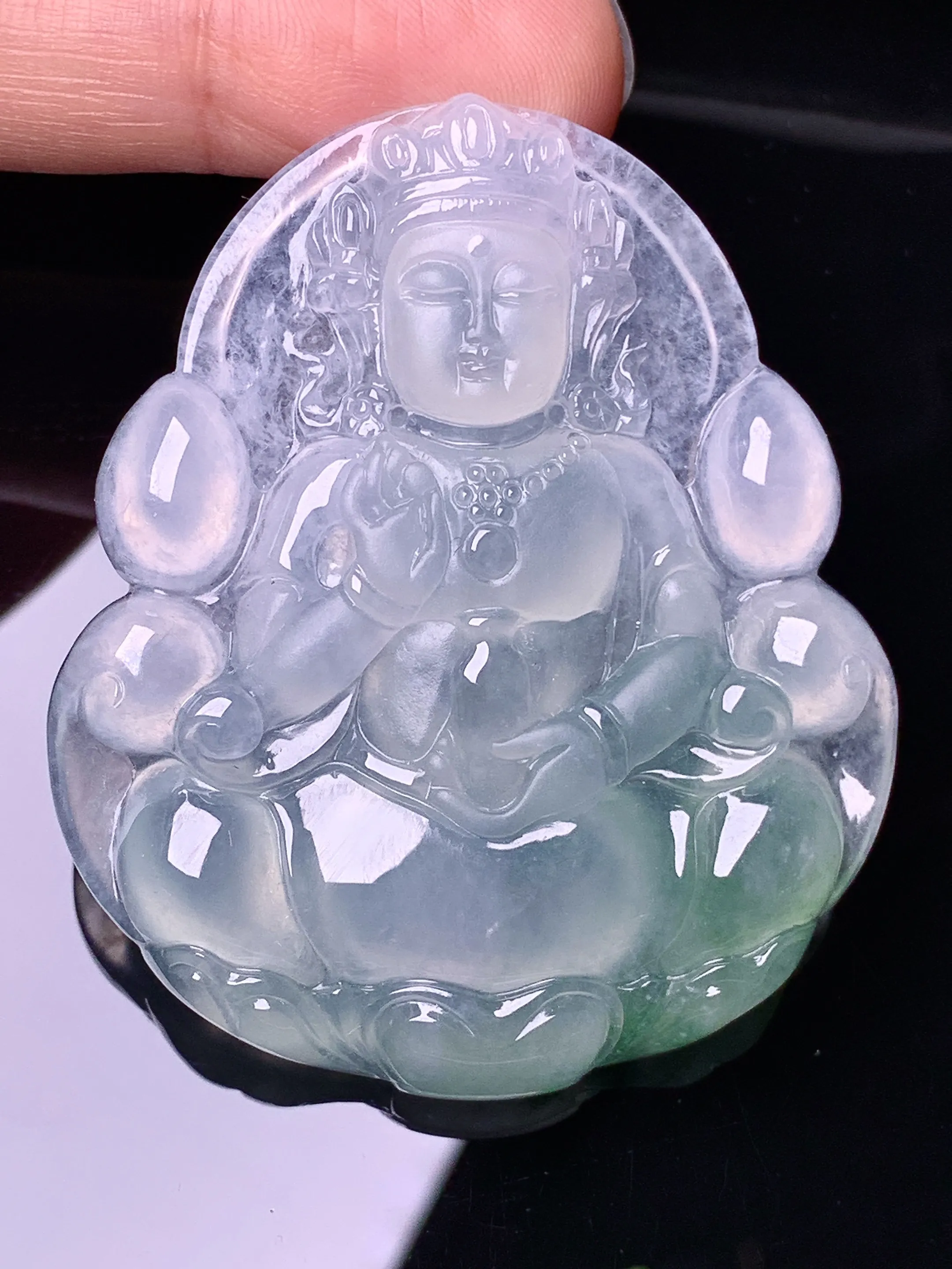 冰种飘绿观音菩萨吊坠 玉质细腻 色泽艳丽清新 整体尺寸54*46.7*6.8