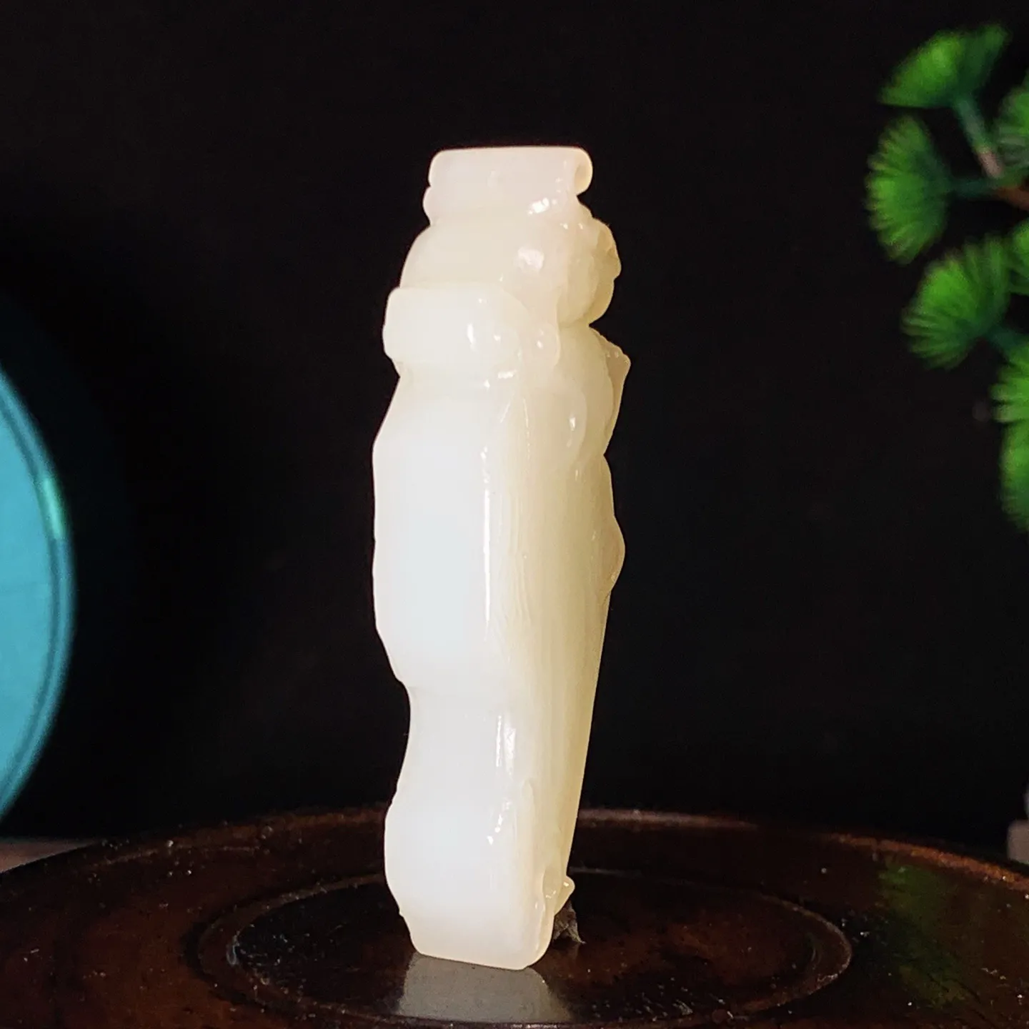 和田玉白玉马到成功马头挂件。尺寸55/18/13重22克 玉质细腻油润 底色纯净 脂粉好，品质好。lt251019