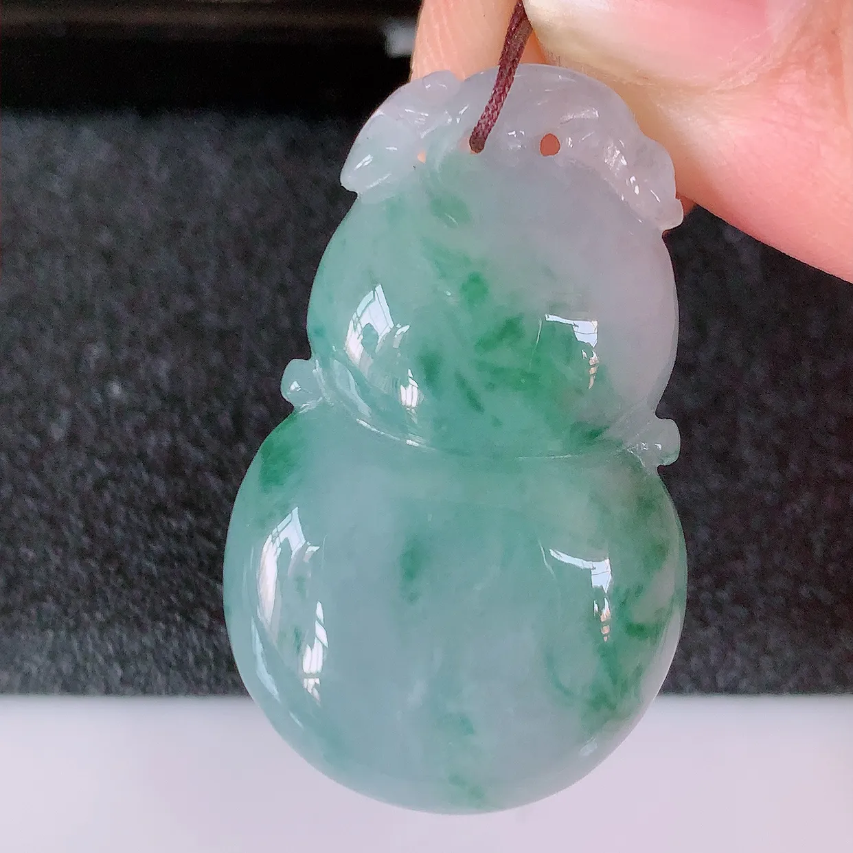 自然光实拍，冰紫罗兰飘花翡翠福豆吊坠，寓意“四季平安，福气满满”胶感十足，饱满，佩戴效果优雅迷人！#57.7