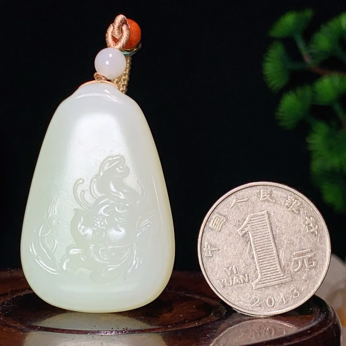 和田玉白玉花开富贵牌子挂件。尺寸42/29/11重28.8克 玉质细腻油润 底色纯净 脂粉好，品质好。lt251019