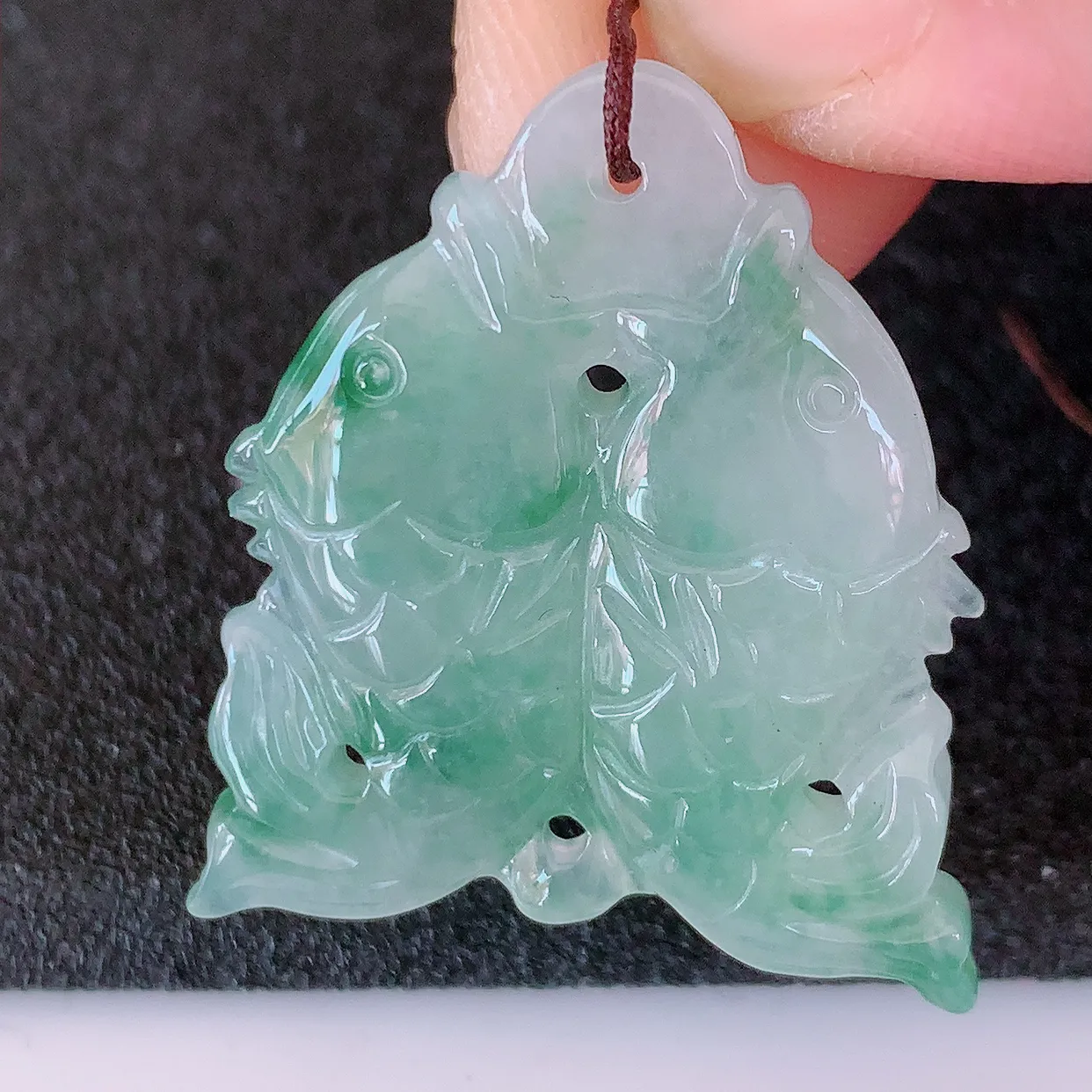 自然光实拍，冰润飘花翡翠年年有余，自由自在玉吊坠，寓意财源广进，雕工婉约，栩栩如生，佩戴优雅迷人！#87.7