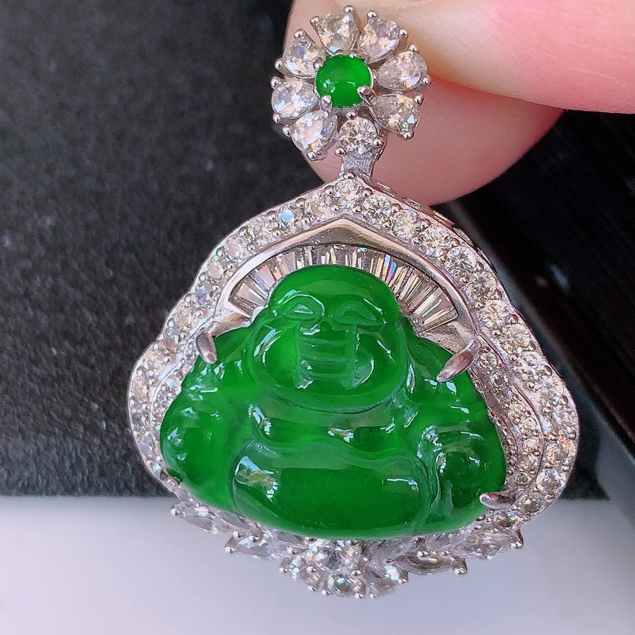 冰透满绿翡翠925银镶嵌佛公吊坠，自然光实拍，翠色灵动，颜色漂亮，种老水足，品相佳，佩戴佳品！#97.7整体34.5*26.5*12.5裸石19.5*15.5