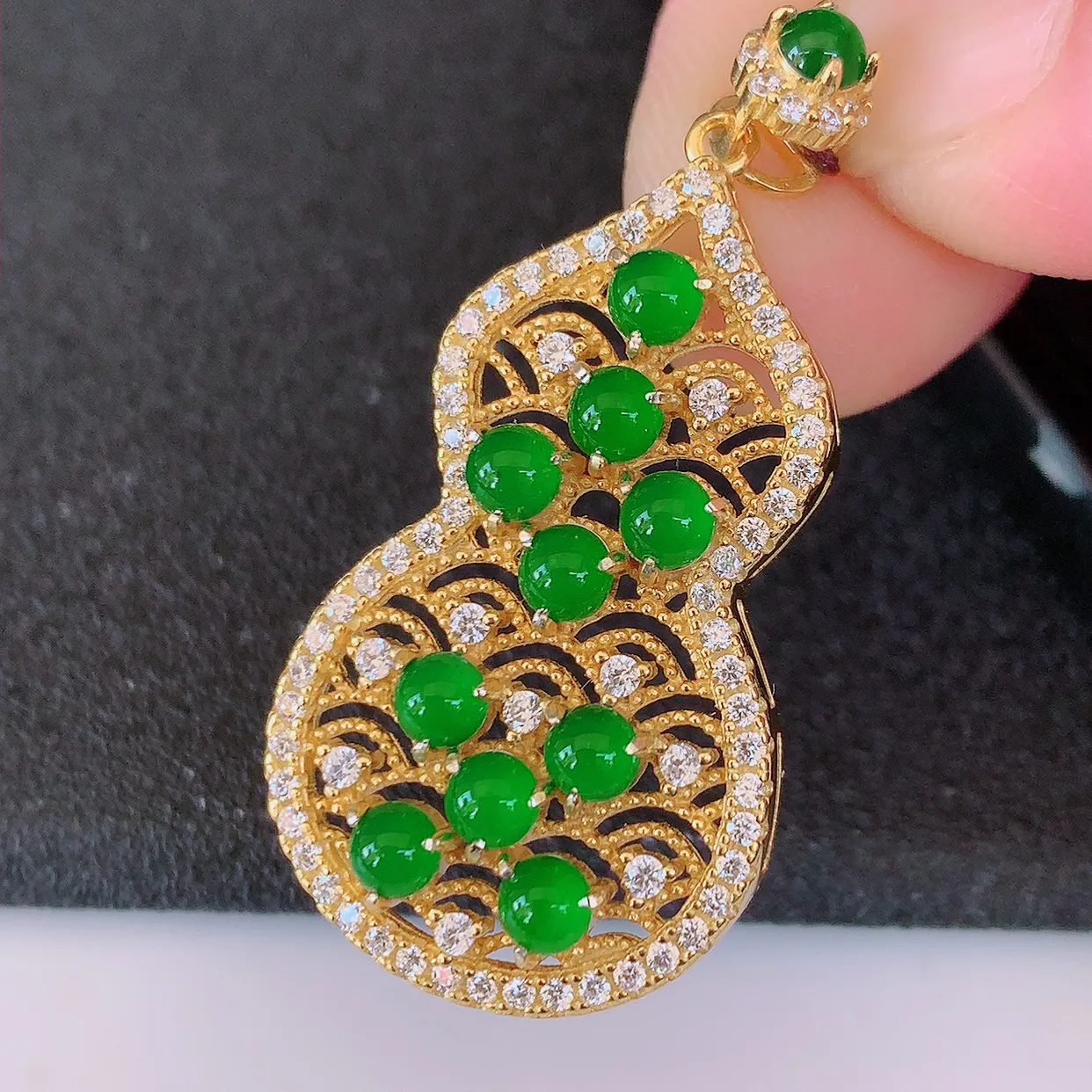 冰透满绿翡翠925银镶嵌葫芦吊坠，自然光实拍，翠色灵动，颜色漂亮，种老水足，品相佳，佩戴佳品！#97.7整体37.5*19.5*6.2取一裸石3*3