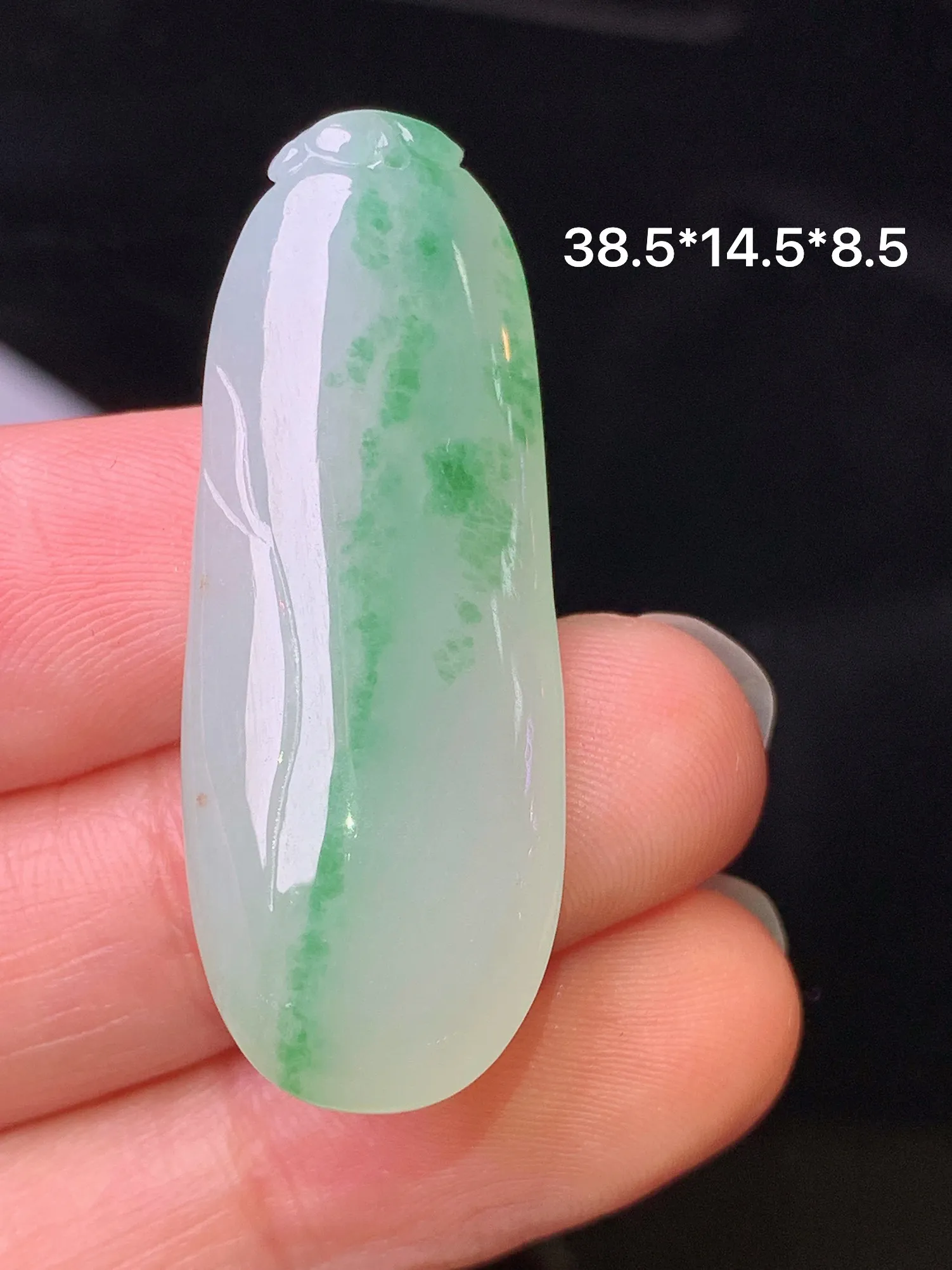 飘绿福瓜吊坠 玉质细腻 色泽艳丽清新 整体尺寸38.5*14.5* 8.5