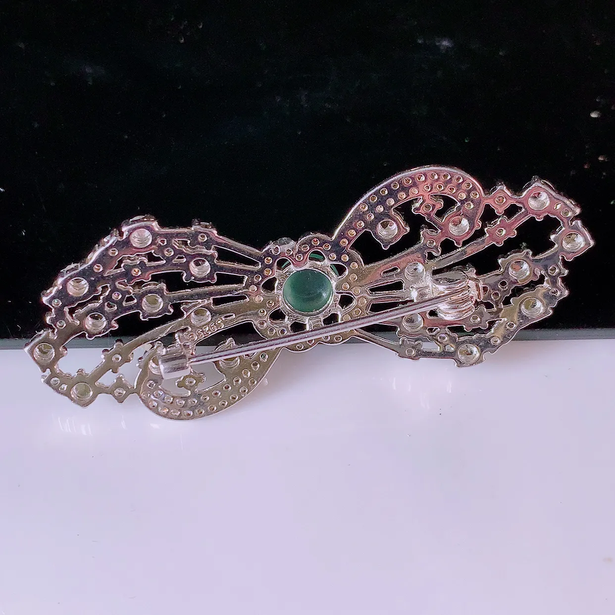 冰透满绿翡翠925银镶嵌胸针，自然光实拍，翠色灵动，颜色漂亮，种老水足，品相佳，佩戴佳品！#97.10整体52.5*19.5*7.2裸石5.6*5.6