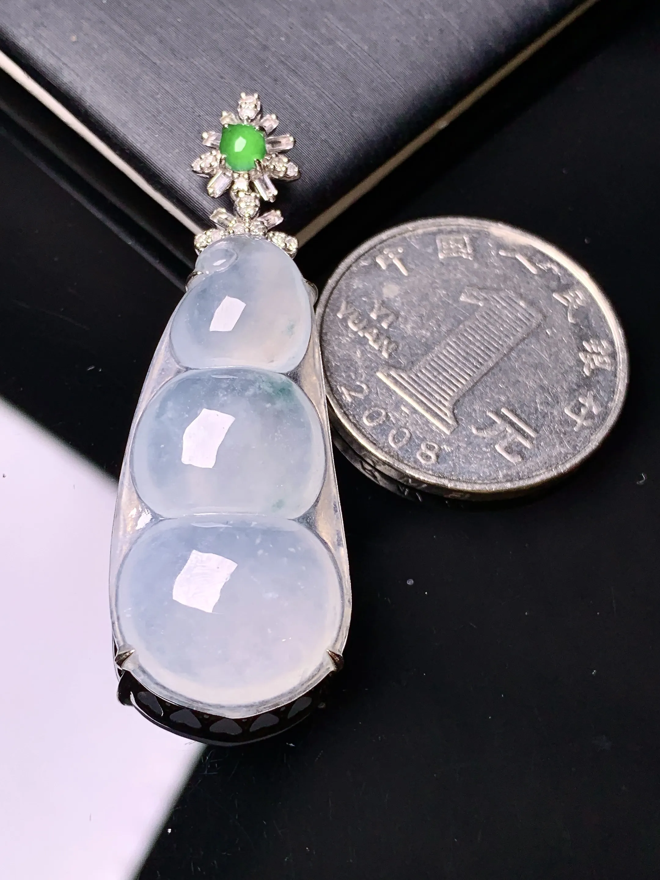 18k金钻镶嵌冰种四季豆吊坠 玉质细腻 色泽艳丽清新 整体尺寸46*16.3*8.2