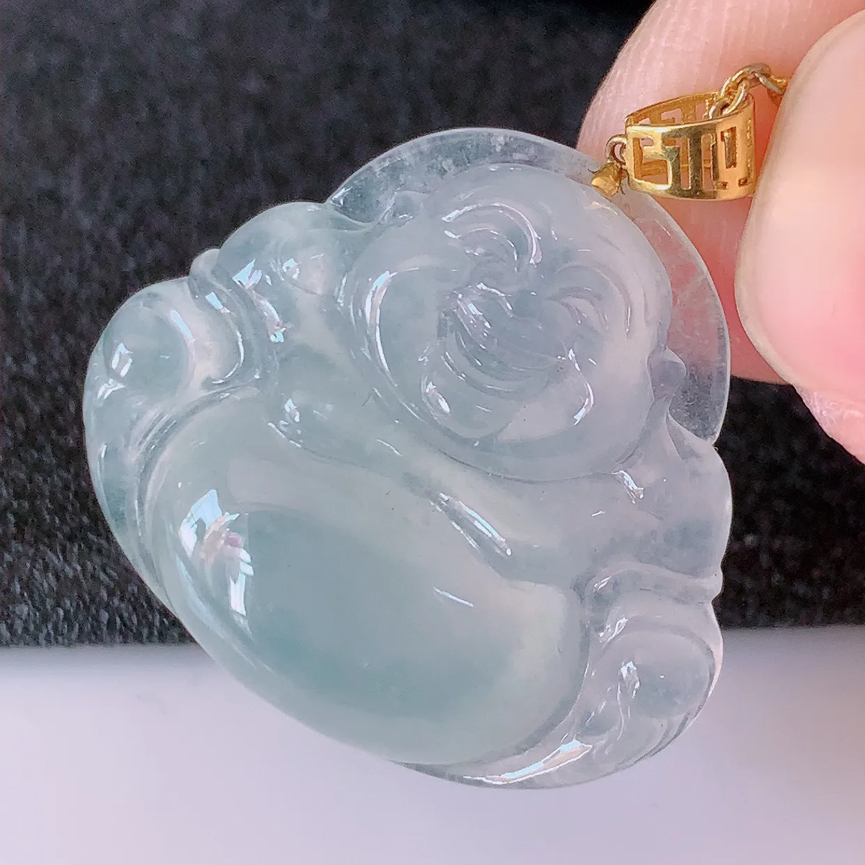 自然光实拍，18K金镶嵌冰种翡翠佛公吊坠，冰透饱满， 佛公亦保平安，寓意有福（佛公）相伴，品相佳，配戴优雅迷人！#41.7整体27.5裸石25*22.8*5.5