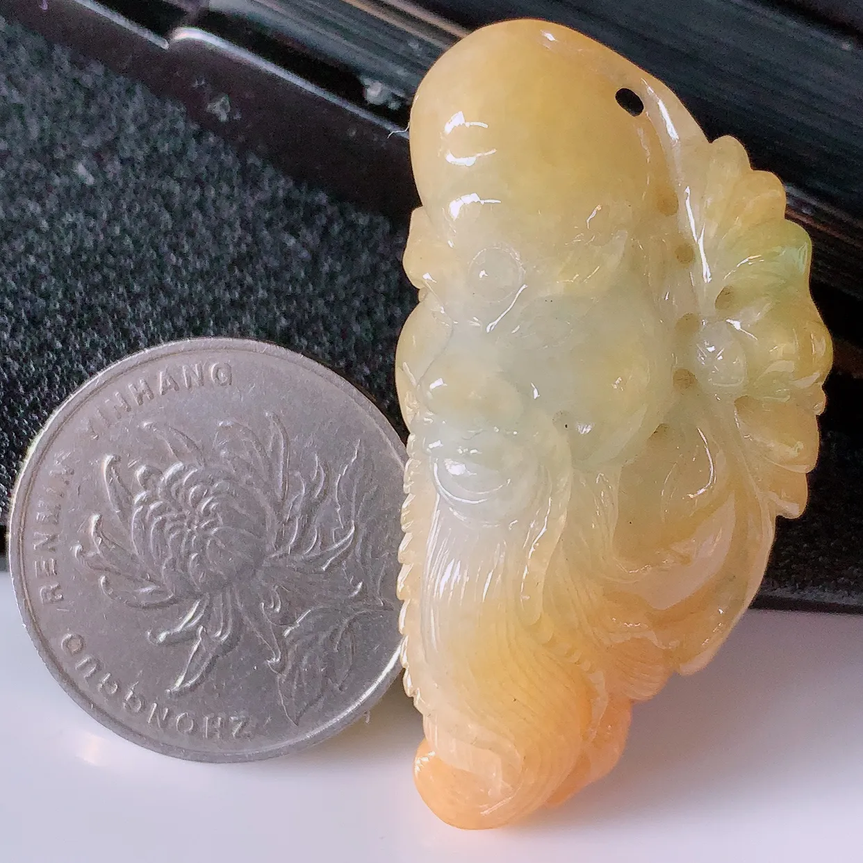 自然光实拍，冰润黄加绿翡翠招财财神爷吊坠，种老水足，雕工精湛 ，寓意美好，佩戴时尚出众！#89.10