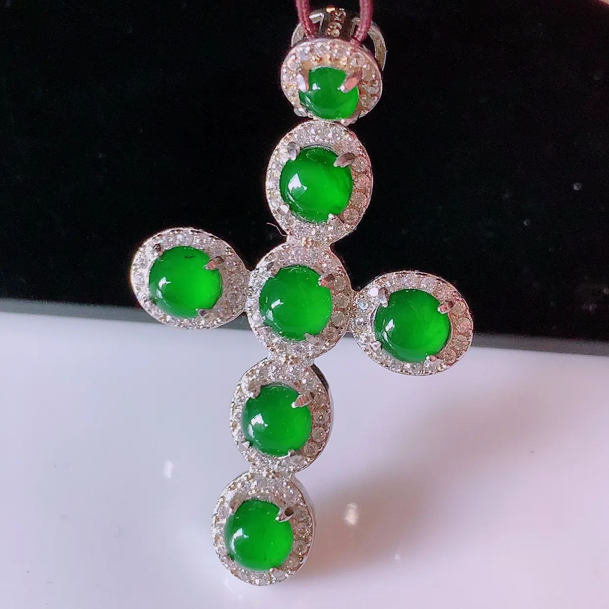 冰透满绿翡翠925银镶嵌十字架吊坠，自然光实拍，翠色灵动，颜色漂亮，种老水足，品相佳，佩戴佳品！#97.10整体36.5*21.5*5.6裸石4.5*4.2