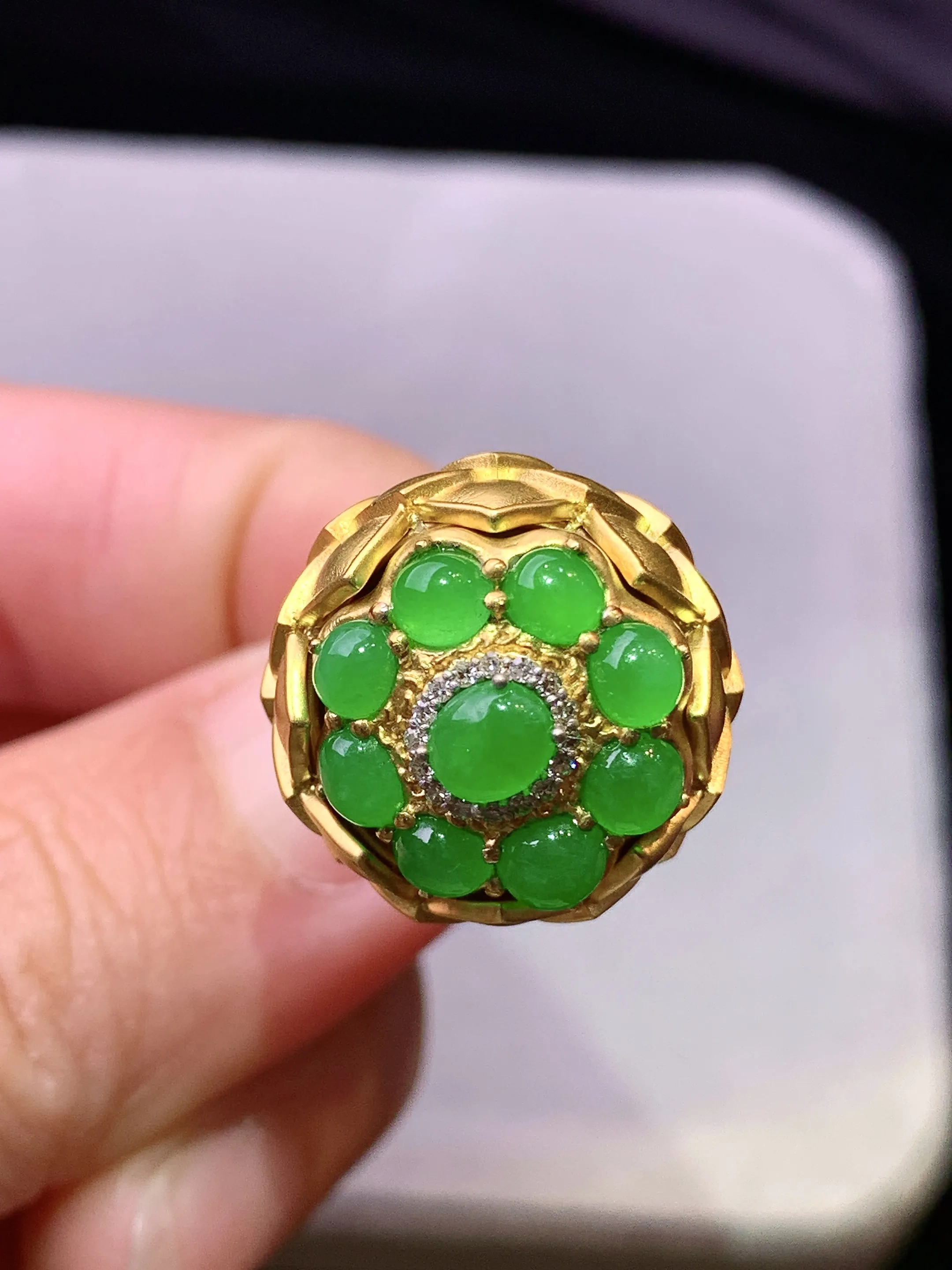 18k金钻镶嵌满绿蛋面组合花蕾吊坠 玉质细腻 色泽艳丽清新 整体尺寸27*17.5*17.5