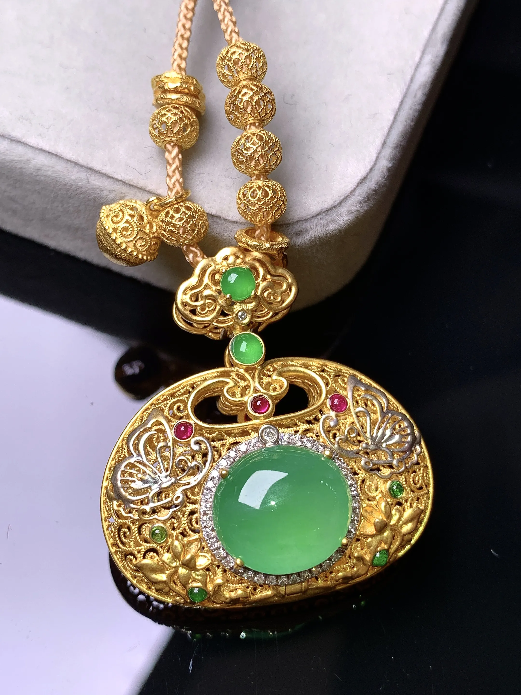 18k金钻镶嵌满绿蛋面吊坠 玉质细腻 色泽艳丽清新 整体尺寸31.5*29.5*14.2