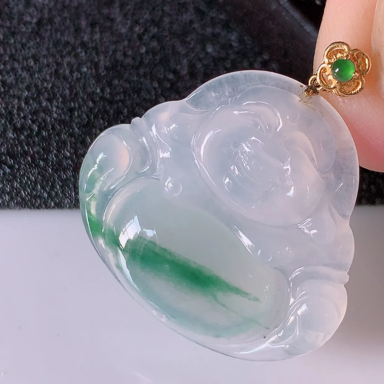 自然光实拍，18K金镶嵌冰种飘花翡翠佛公吊坠，冰透饱满， 佛公亦保平安，寓意有福（佛公）相伴，品相佳，配戴优雅迷人！#49.10整体30.5裸石27.5*25*4.8