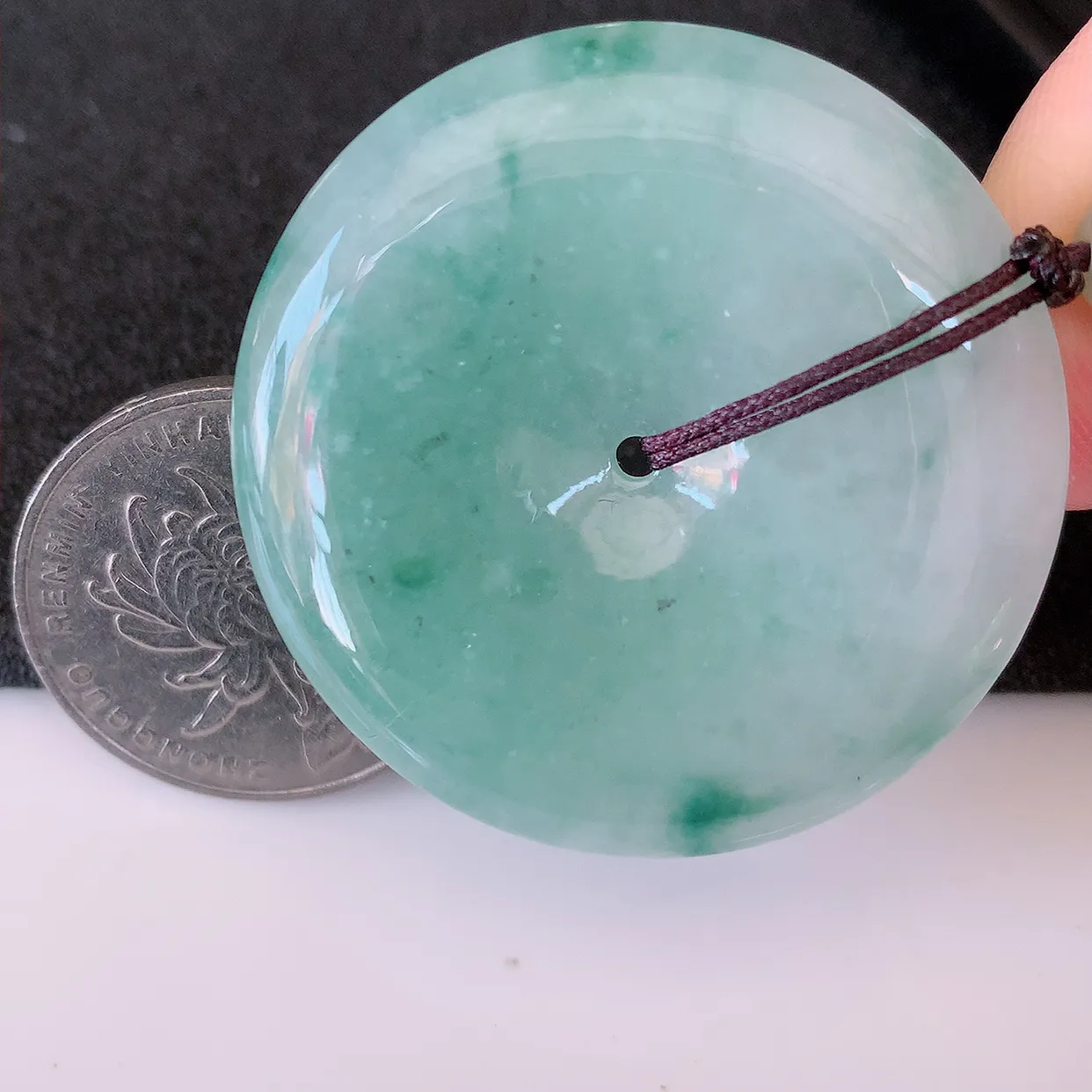 自然光实拍，冰飘花翡翠平安扣吊坠，翠色灵动，佩戴效果时尚出众，尽显气质，玉质细腻，美感十足。#05.7