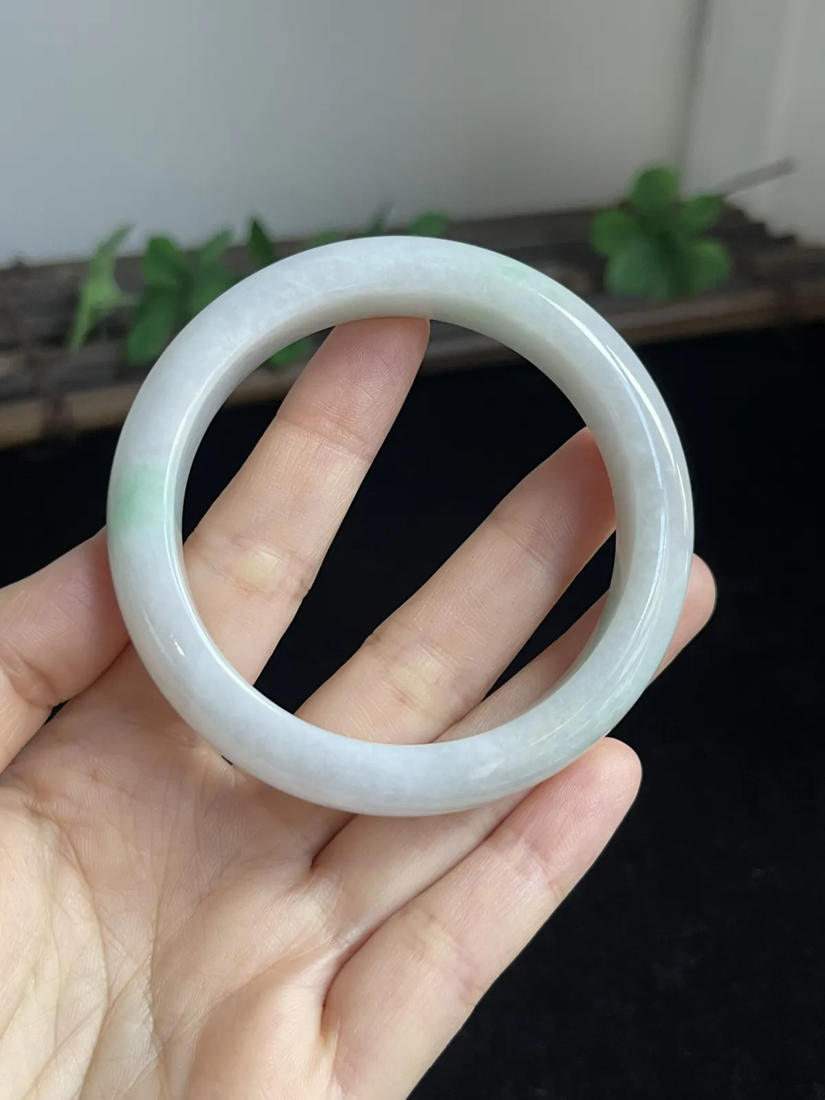 翡翠手镯，种老肉细，飘一片阳绿阳，上手仙气飘飘，非常漂亮