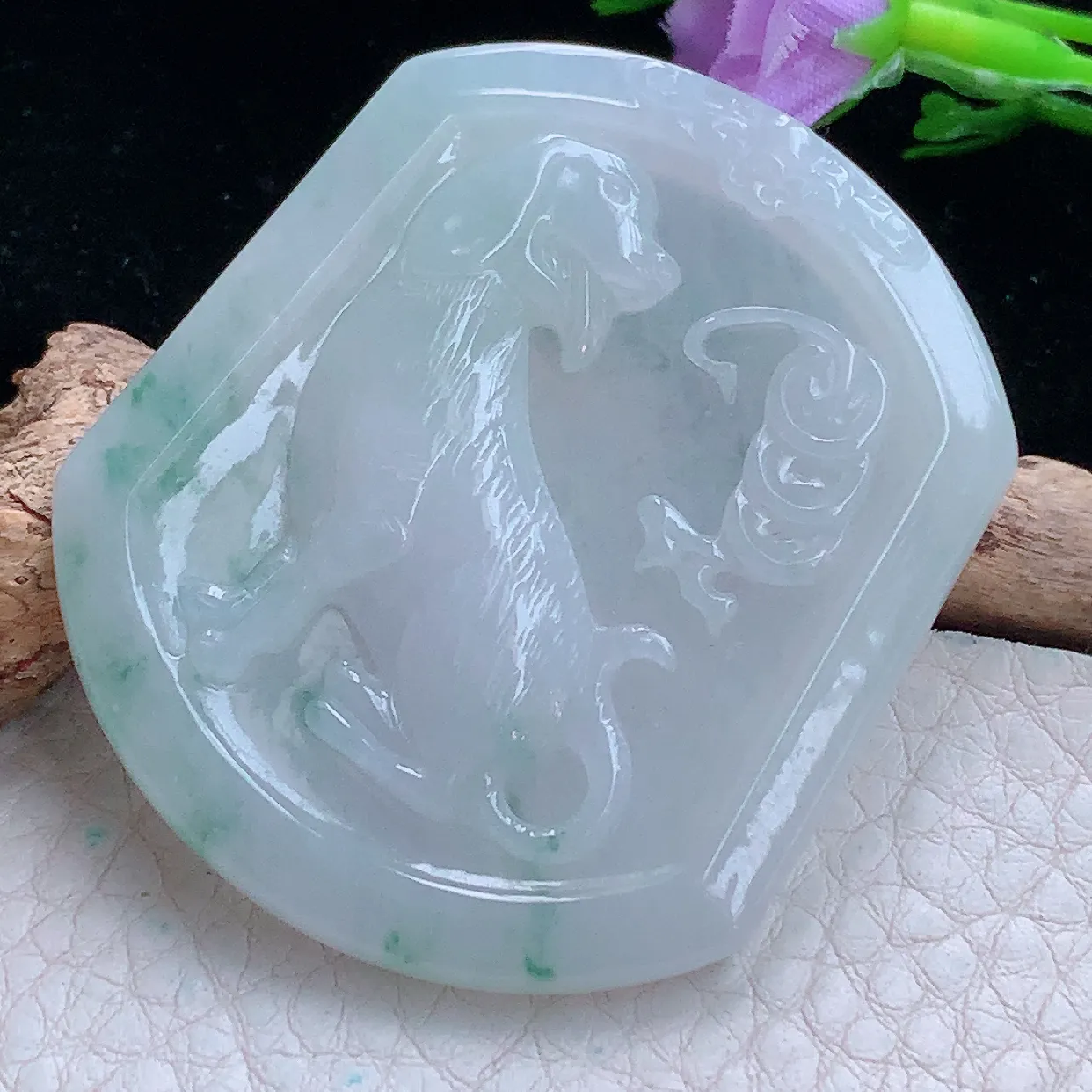 kh实拍50*42.6*5缅甸翡翠精雕飘花冰透生肖狗玉坠 旺财守护神项坠