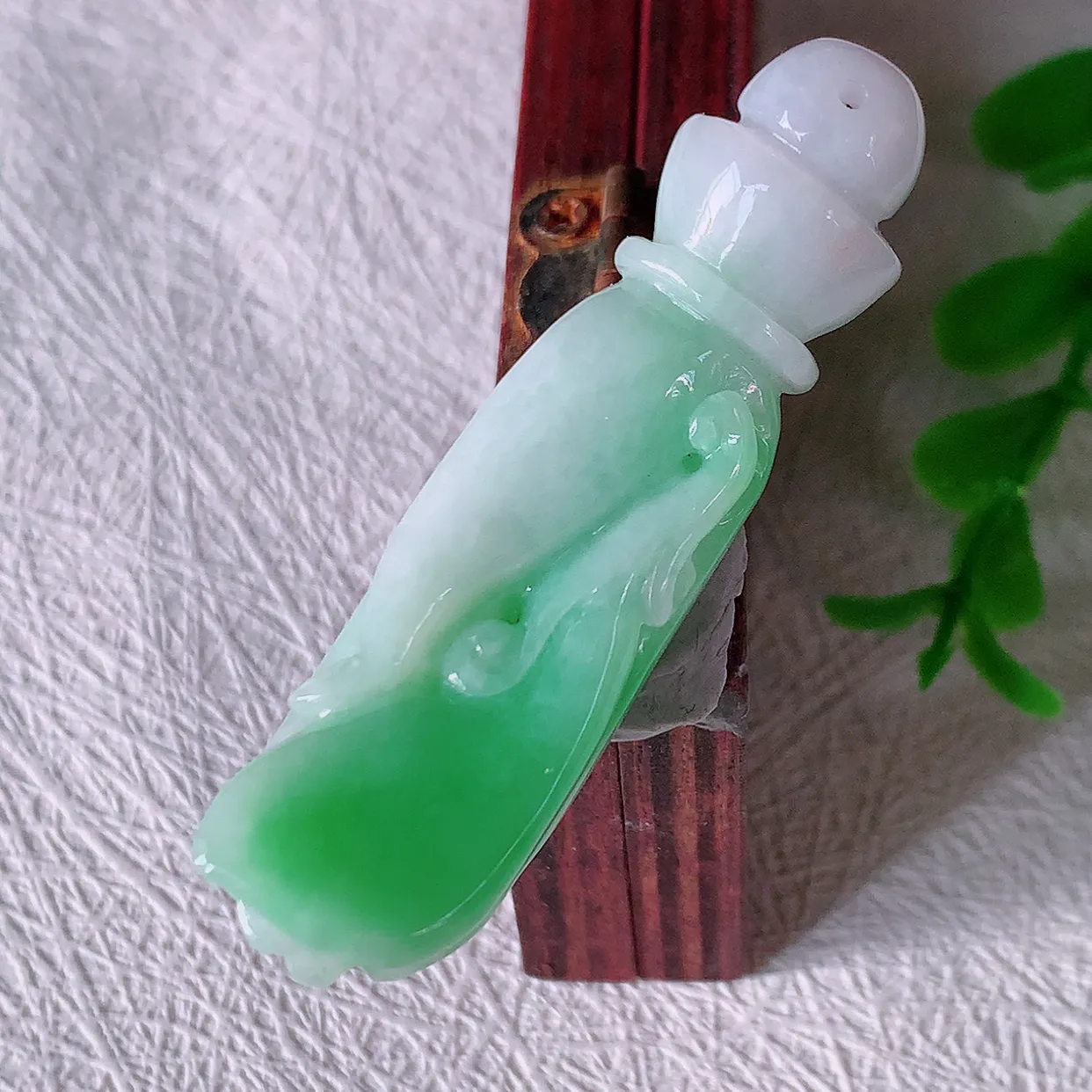 自然光实拍，冰润飘绿翡翠掌上明珠吊坠，翠色灵动，佩戴效果时尚出众，尽显气质，玉质细腻，美感十足。#46.10