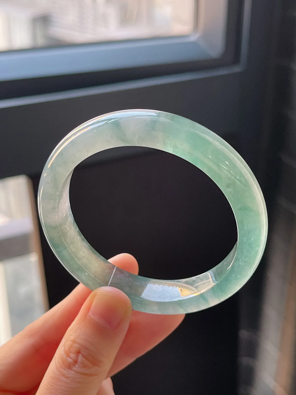 正圈53.8圈口，翡翠冰种飘绿手镯