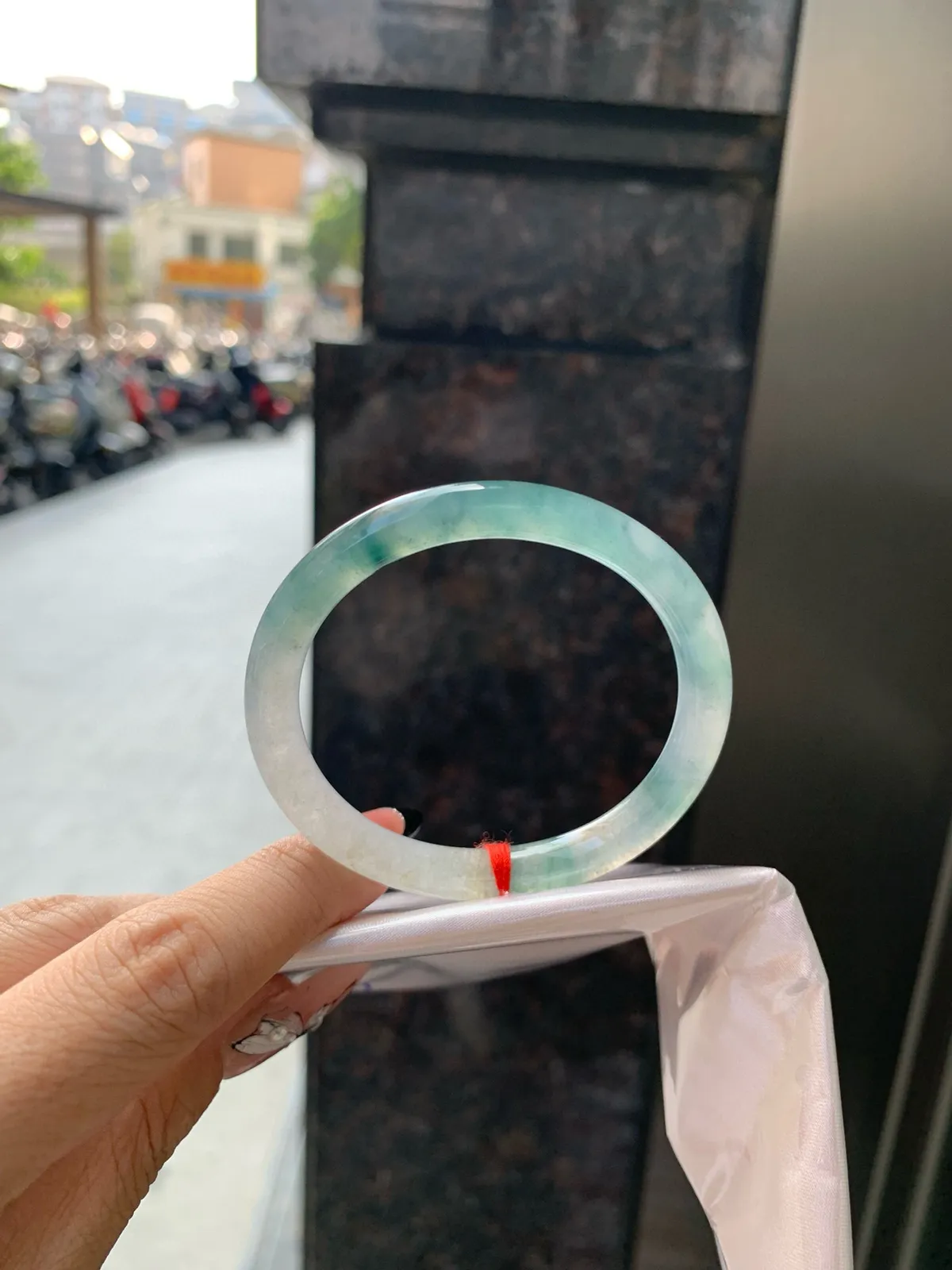 冰飘花贵妃
51-44.5-7-7
打灯小细纹，不影响，底妆冰透，胶润细腻，蓝花灵动飘逸，勾勒出一幅唯美诗意的山水意境画，古典优雅又秀气