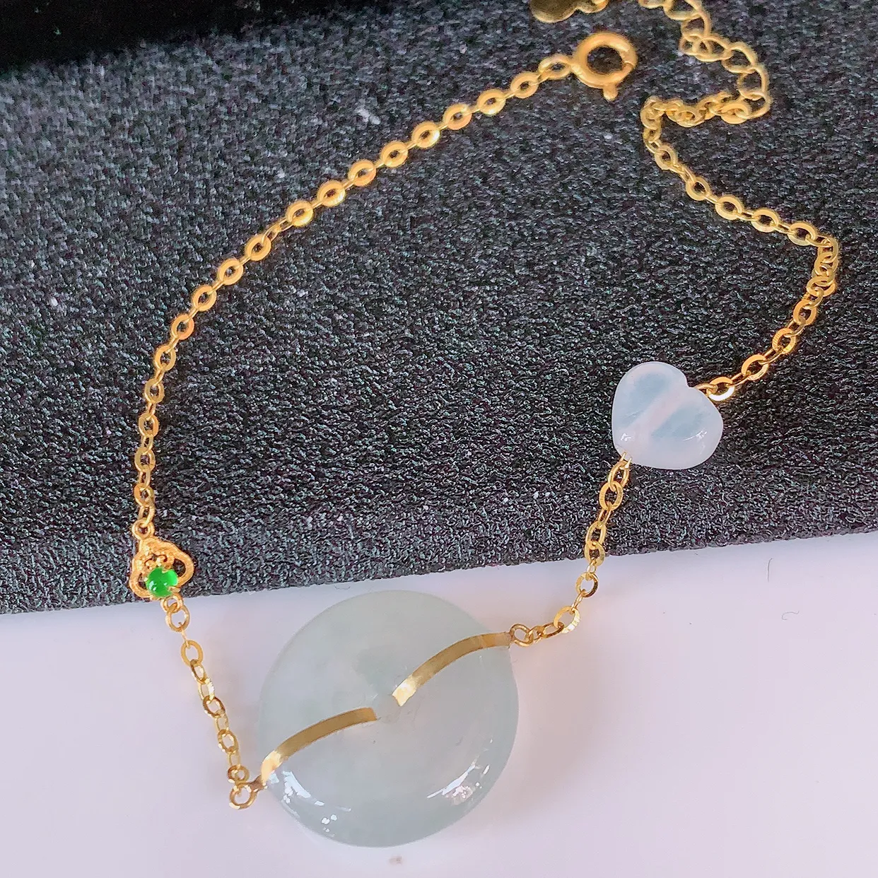 18k金镶嵌冰种翡翠平安扣手链，沁人心脾，精致典雅的设计，为佩戴者，增添色彩，送礼自留都是佳品选择！#57.7平安扣尺寸14.8*4