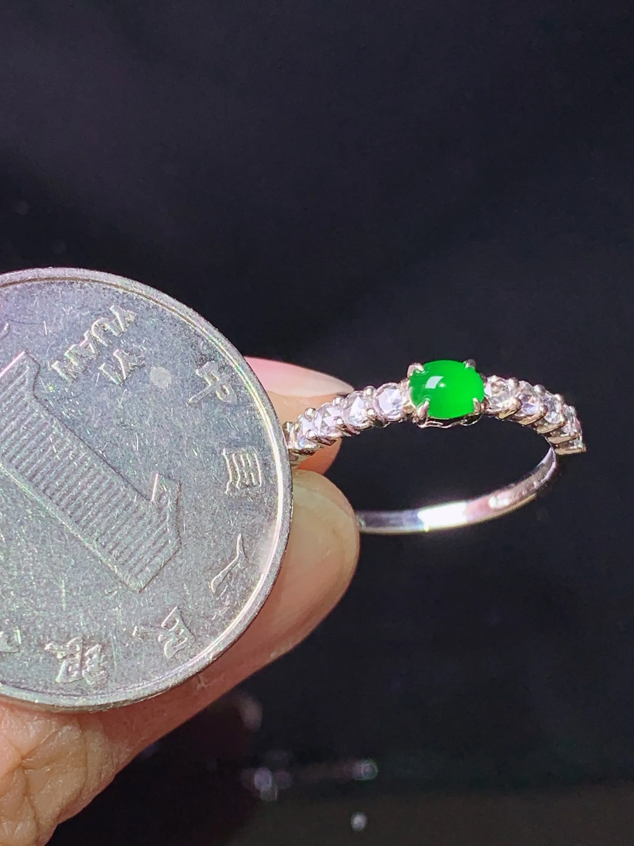 18k金莫桑钻镶嵌蛋面戒指 玉质细腻 色泽艳丽清新 圈口12 裸石尺寸3.5*4*2