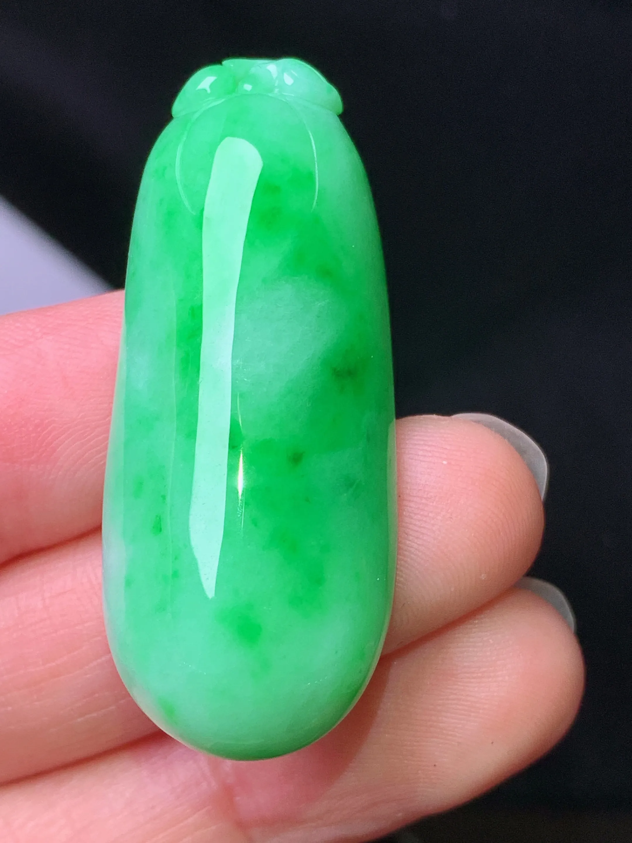 翠绿福瓜吊坠 玉质细腻 色泽艳丽清新 整体尺寸42.3*17.2*10.2