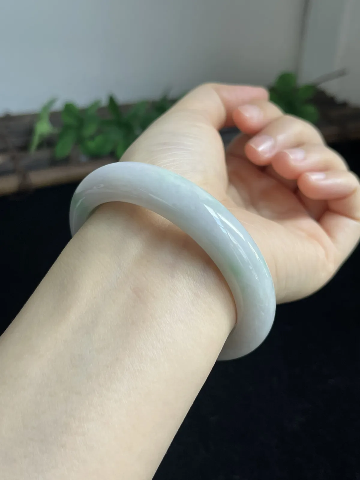翡翠手镯，种老肉细，飘一片阳绿阳，上手仙气飘飘，非常漂亮