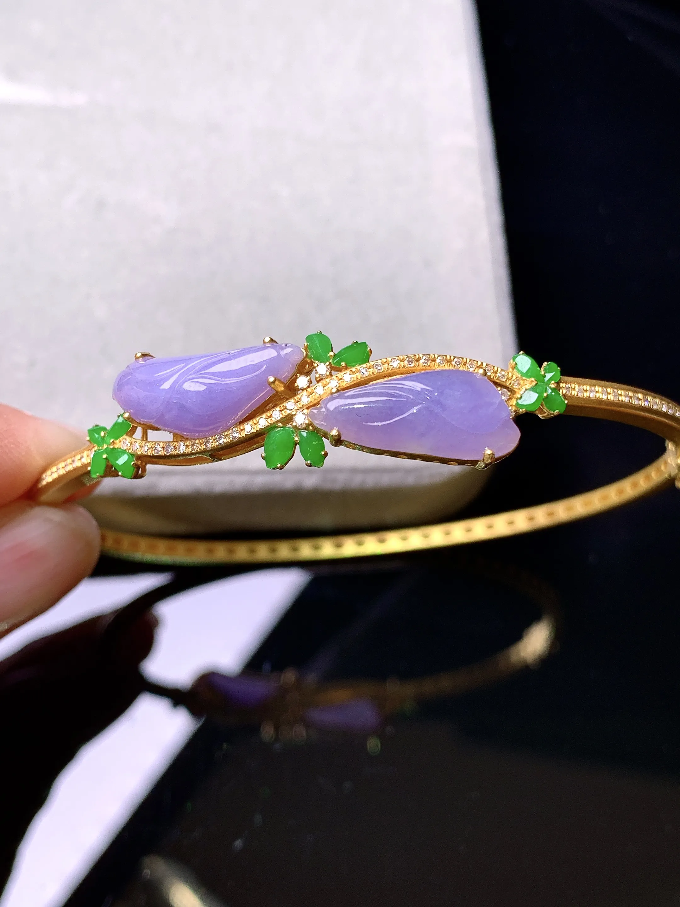 18k金钻镶嵌紫罗兰花蕾手镯 玉质细腻 色泽艳丽清新 圈口59 取一裸石尺寸16.3*6.3*3.5