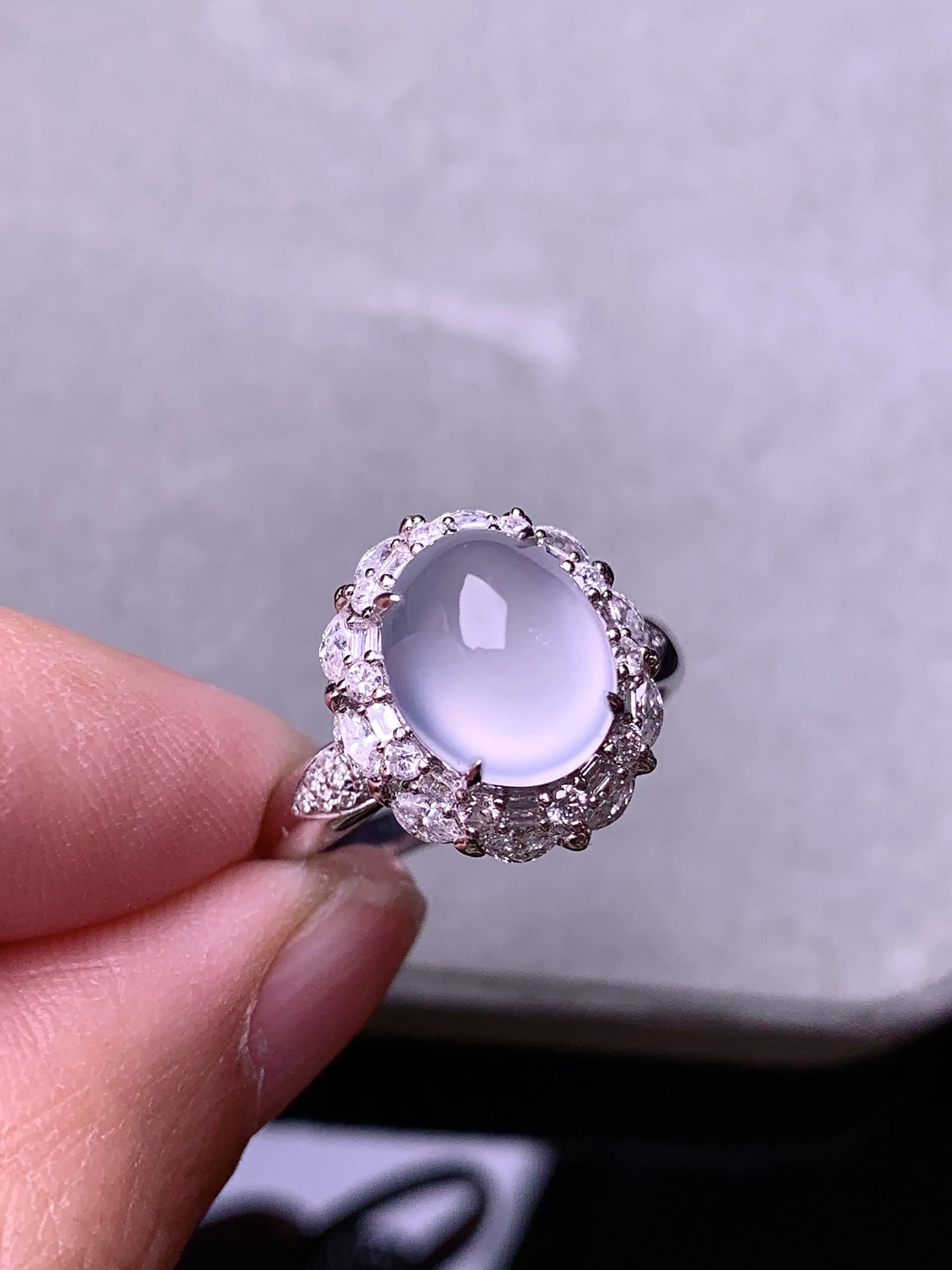 18k金钻镶嵌冰种蛋面戒指 玉质细腻 色泽艳丽清新 圈口13.5 整体尺寸14.2*12.5*11.