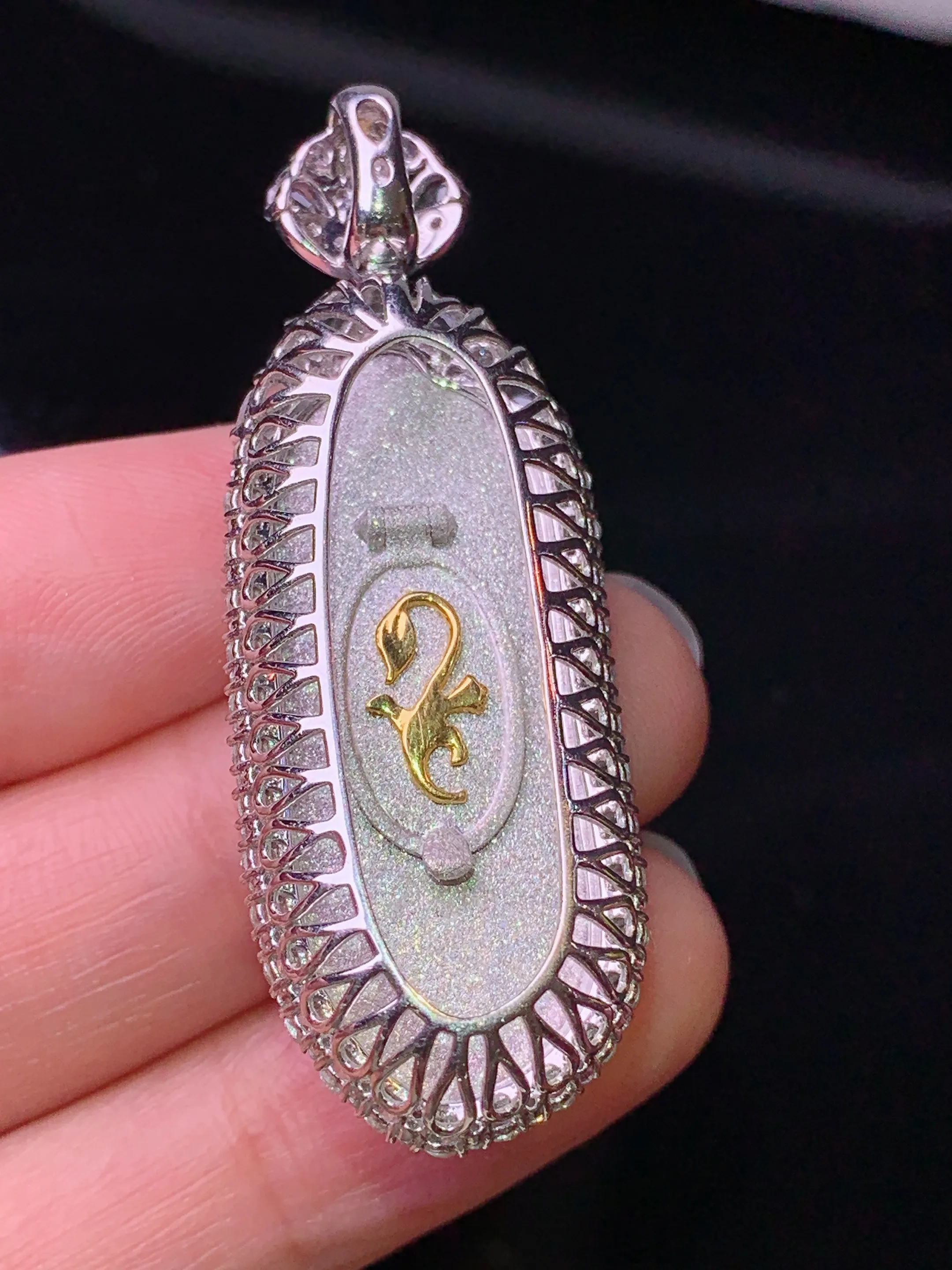 18k金钻镶嵌黄翡福瓜吊坠 玉质细腻 色泽艳丽清新 整体尺寸48.5*17.2*10.2