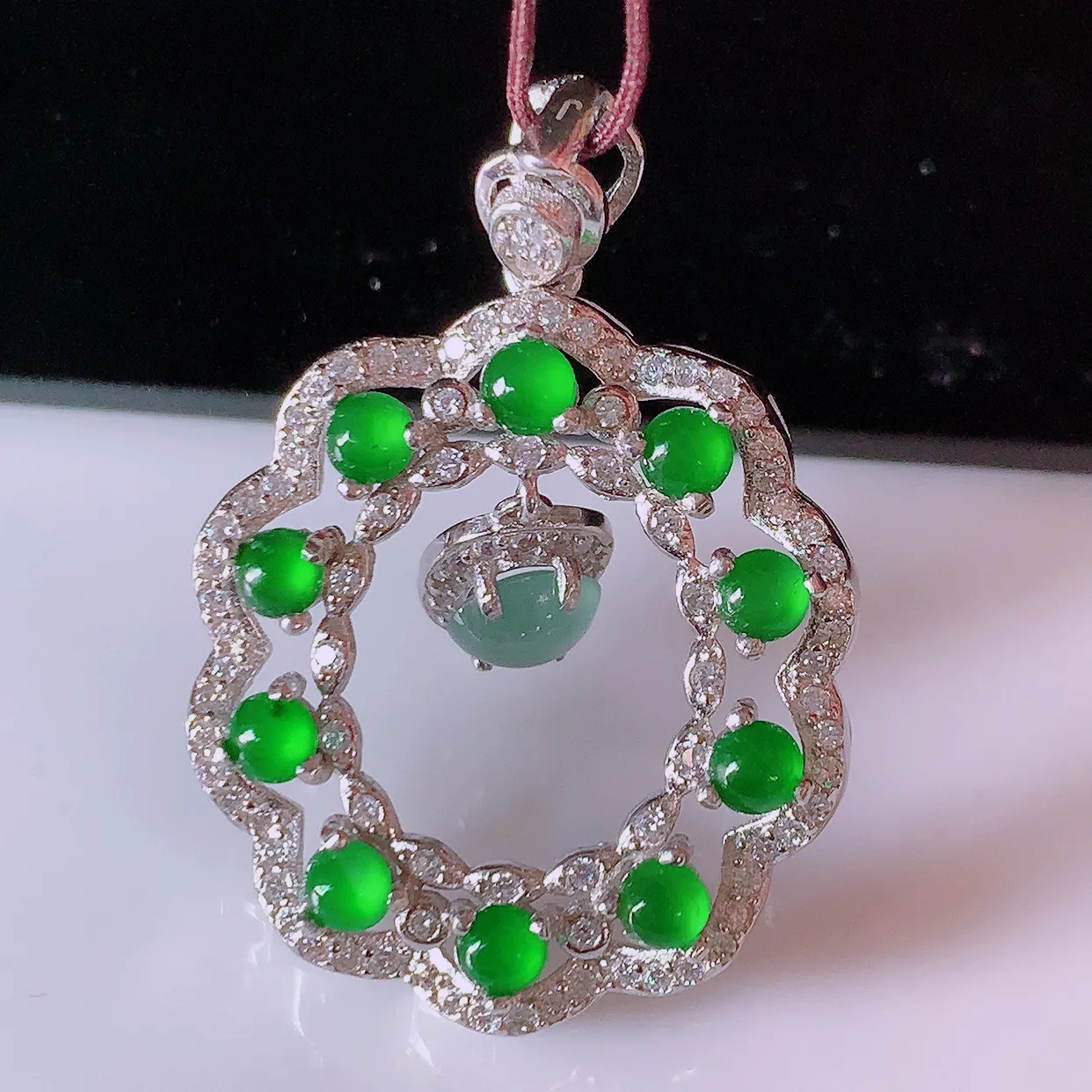 冰透满绿翡翠925银镶嵌吊坠，自然光实拍，翠色灵动，颜色漂亮，种老水足，品相佳，佩戴佳品！#97.1