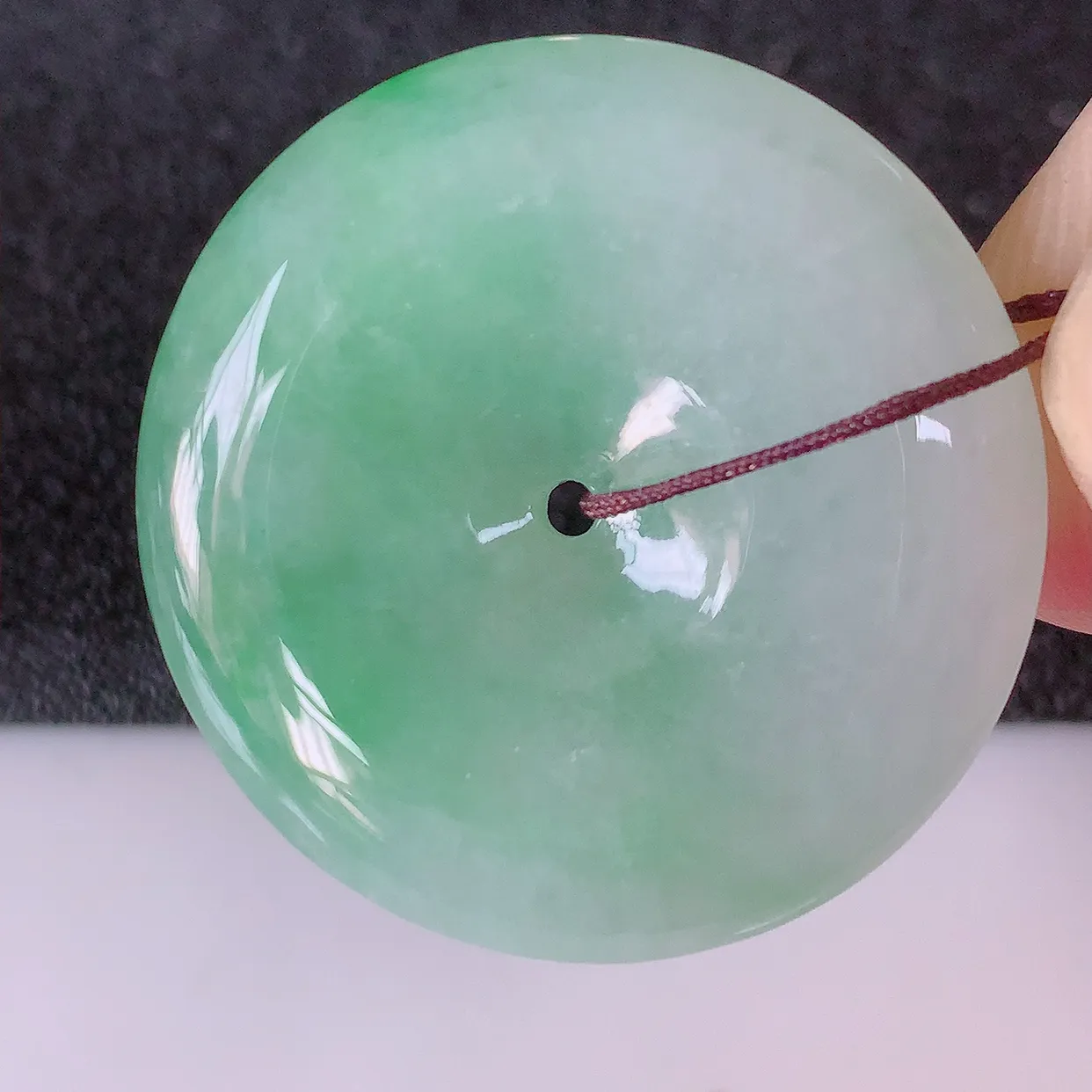 自然光实拍，水润飘绿翡翠平安扣吊坠，翠色灵动，玉质细腻，颜色漂亮，品相佳，佩戴佳品！#57.7