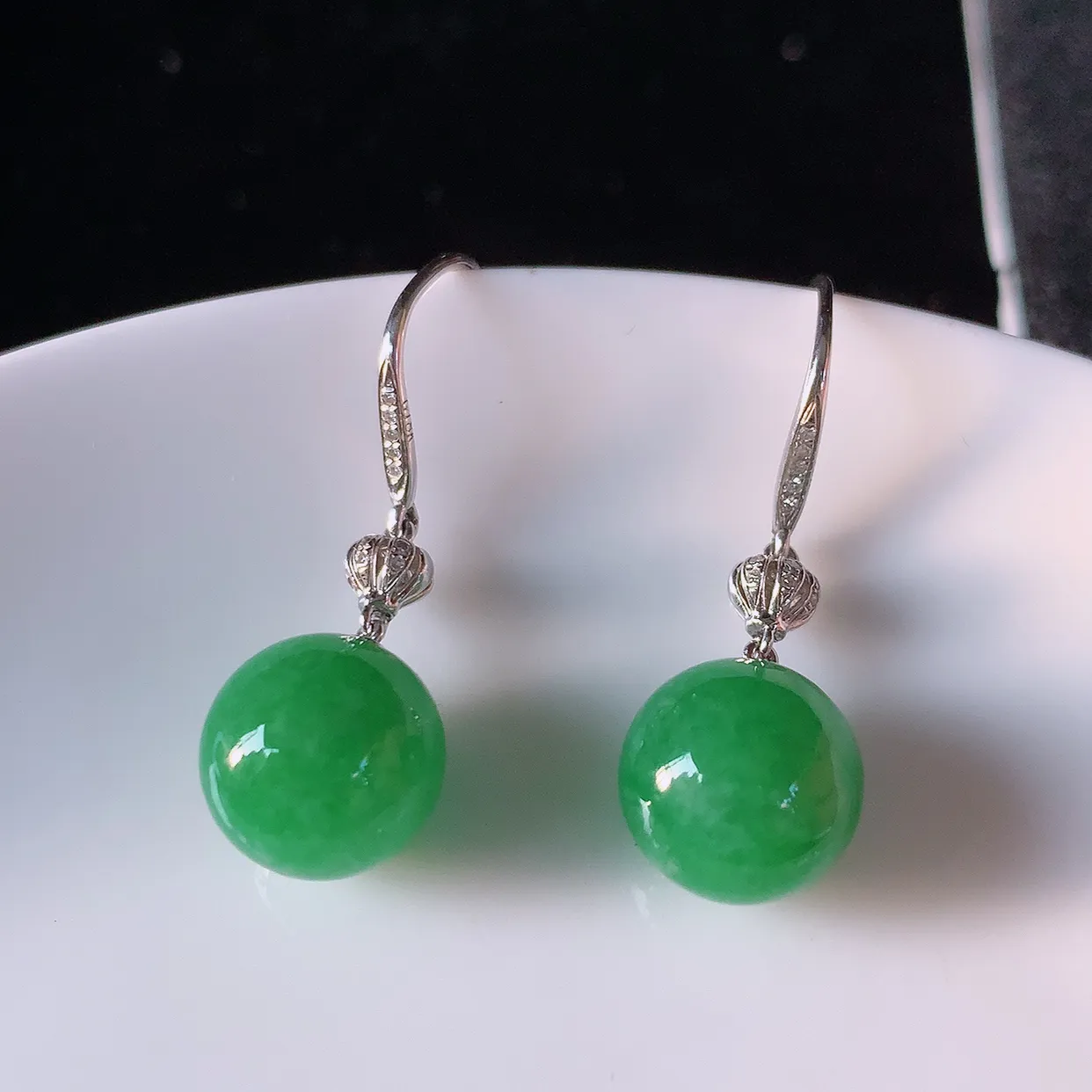 自然光实拍 18k金镶嵌满绿翡翠圆珠耳坠，沁人心脾，豪华镶嵌而成，耳坠佩戴效果大气出众，尽显气质。种水好，胶感足，颜相当漂亮，高性价比，值得入手品鉴！#83.10耳坠整体长29.5裸石10.6