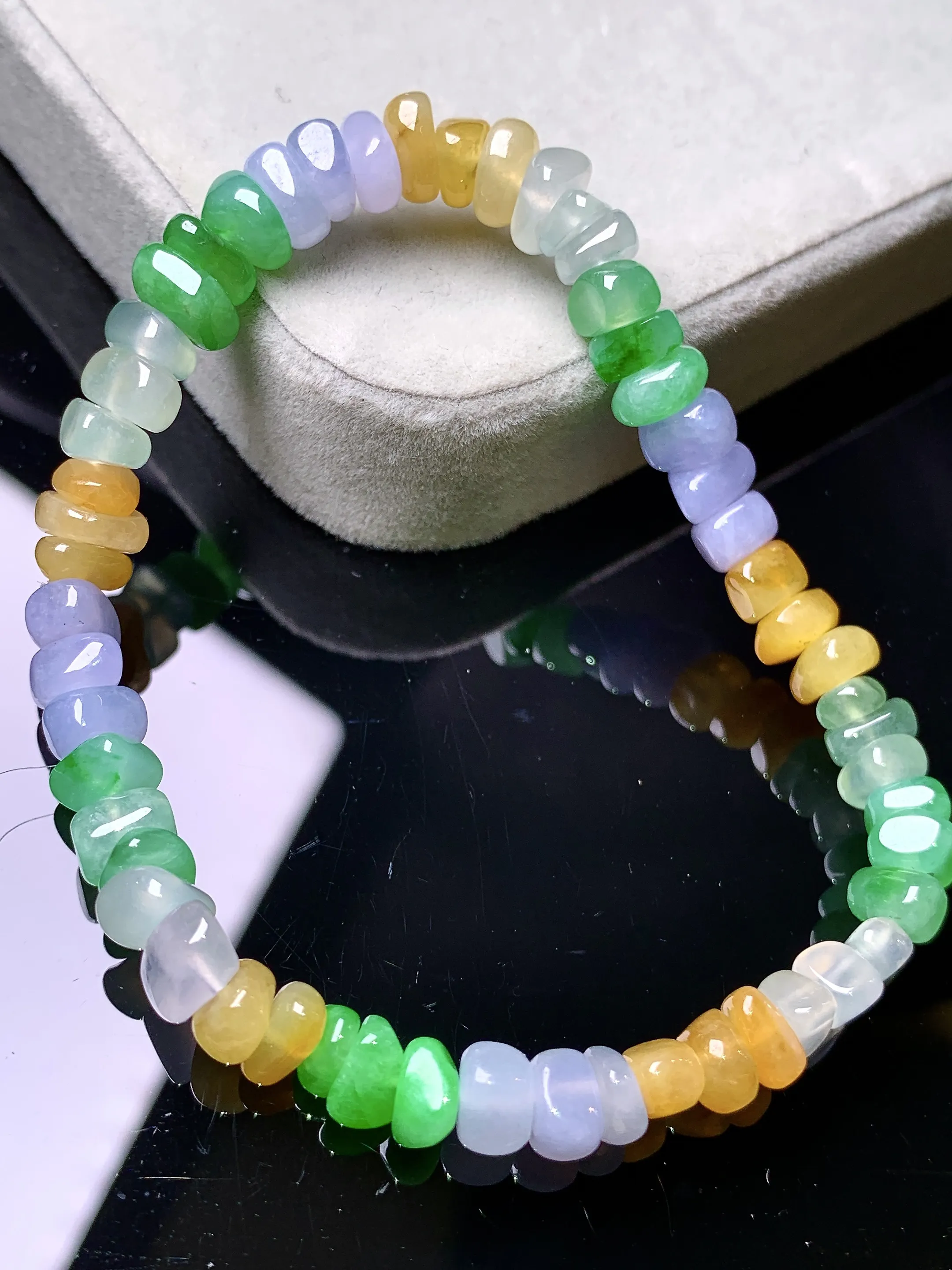 多彩随形手链 玉质细腻 色泽艳丽清新 整体尺寸6.3*5.5*3.8