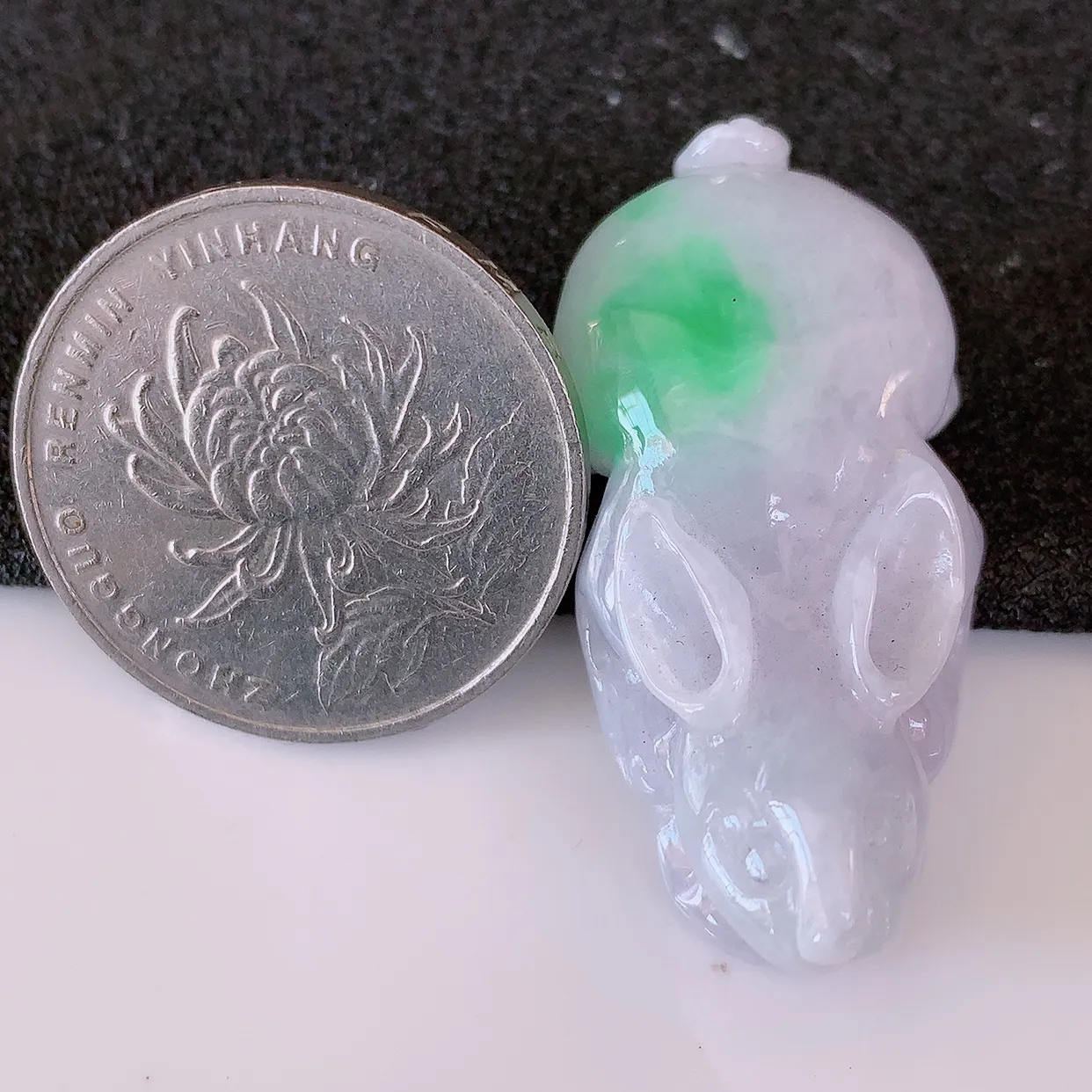 自然光实拍，冰润飘绿翡翠生肖玉兔吊坠，翠色灵动，佩戴效果时尚出众，尽显气质，玉质细腻，美感十足。#87.7